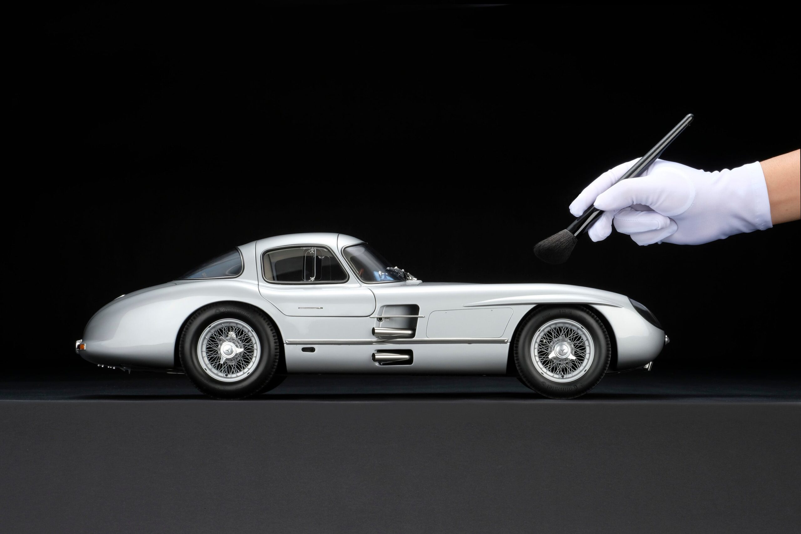 Amalgam Mercedes-Benz 300 SLR Uhlenhaut Coupé Chassis 00007/55 "The Blue" - Silbergrau Metallic | 1:8 - Image 3