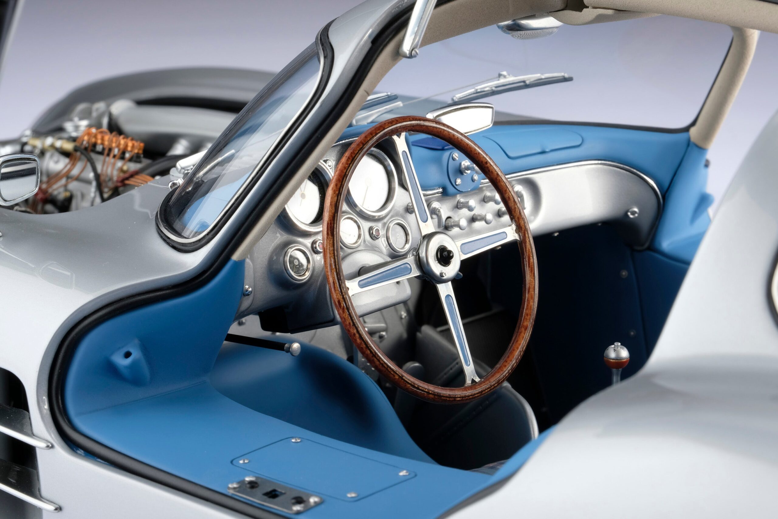Amalgam Mercedes-Benz 300 SLR Uhlenhaut Coupé Chassis 00007/55 "The Blue" - Silbergrau Metallic | 1:8 - Image 10