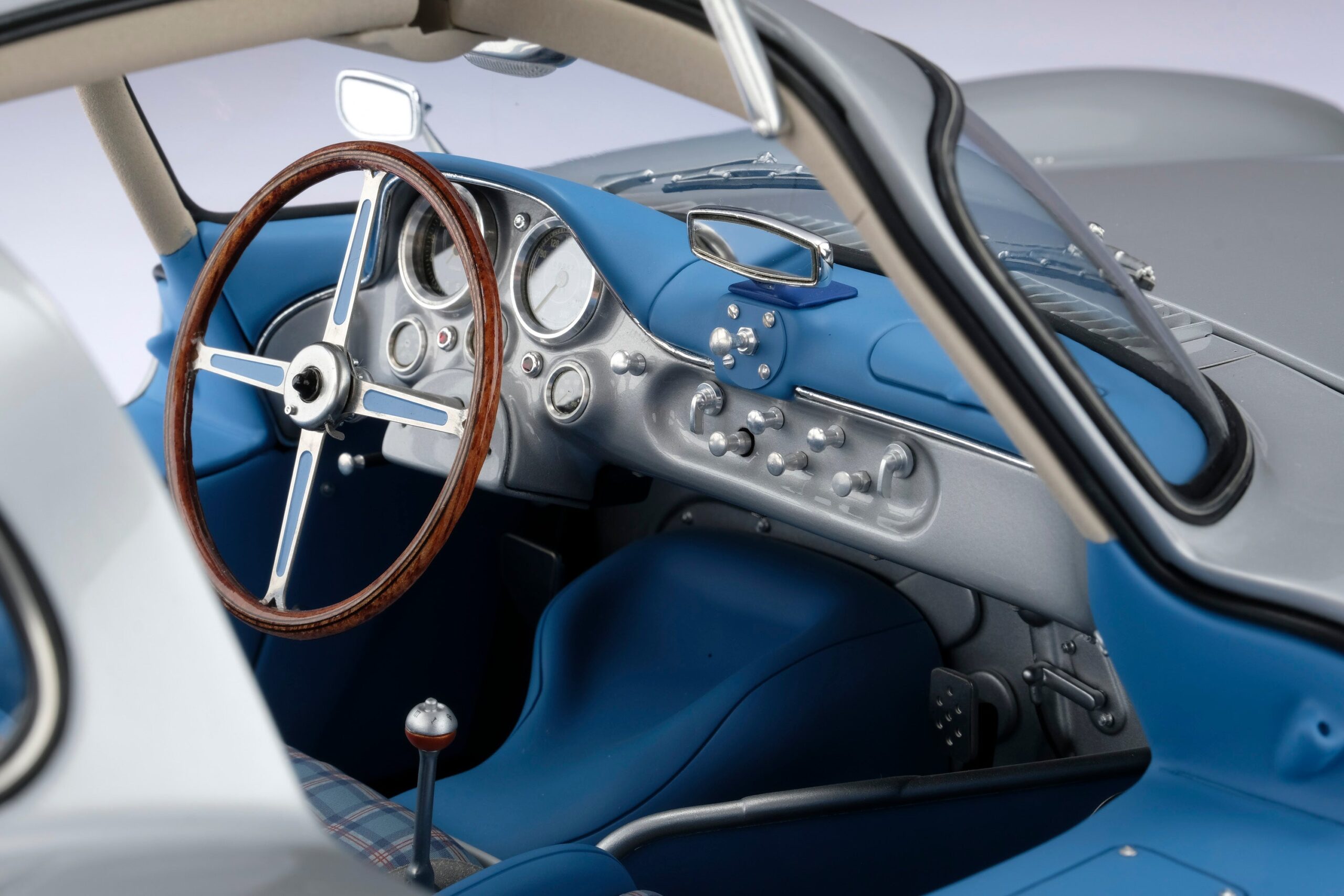 Amalgam Mercedes-Benz 300 SLR Uhlenhaut Coupé Chassis 00007/55 "The Blue" - Silbergrau Metallic | 1:8 - Image 12