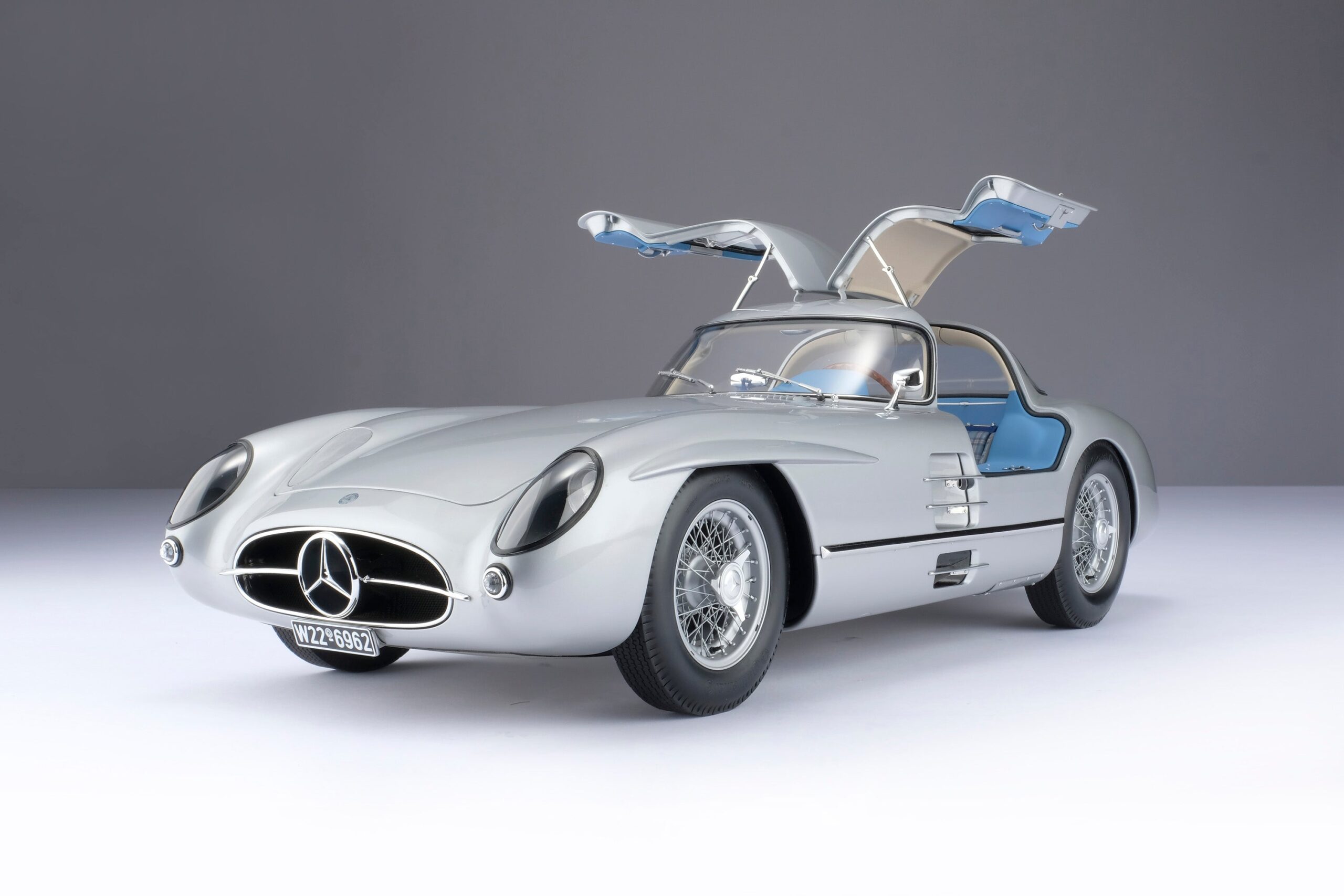 Amalgam Mercedes-Benz 300 SLR Uhlenhaut Coupé Chassis 00007/55 "The Blue" - Silbergrau Metallic | 1:8 - Image 9