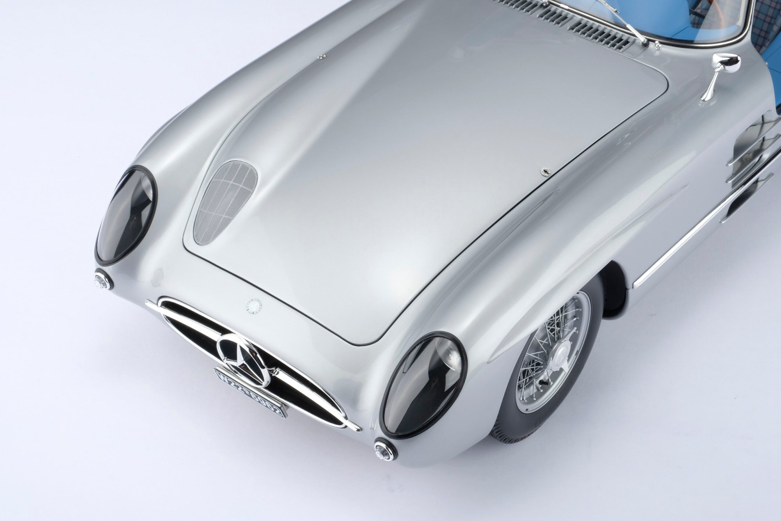 Amalgam Mercedes-Benz 300 SLR Uhlenhaut Coupé Chassis 00007/55 "The Blue" - Silbergrau Metallic | 1:8 - Image 8