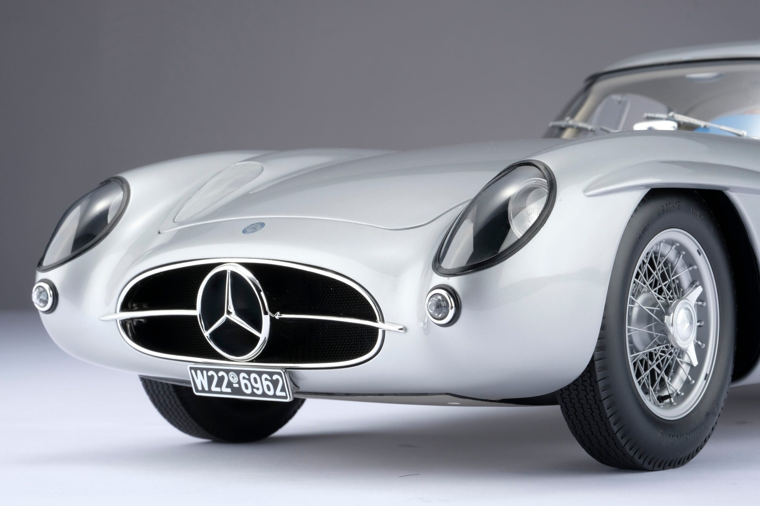 Amalgam Mercedes-Benz 300 SLR Uhlenhaut Coupé Chassis 00007/55 "The Blue" - Silbergrau Metallic | 1:8 - Image 7