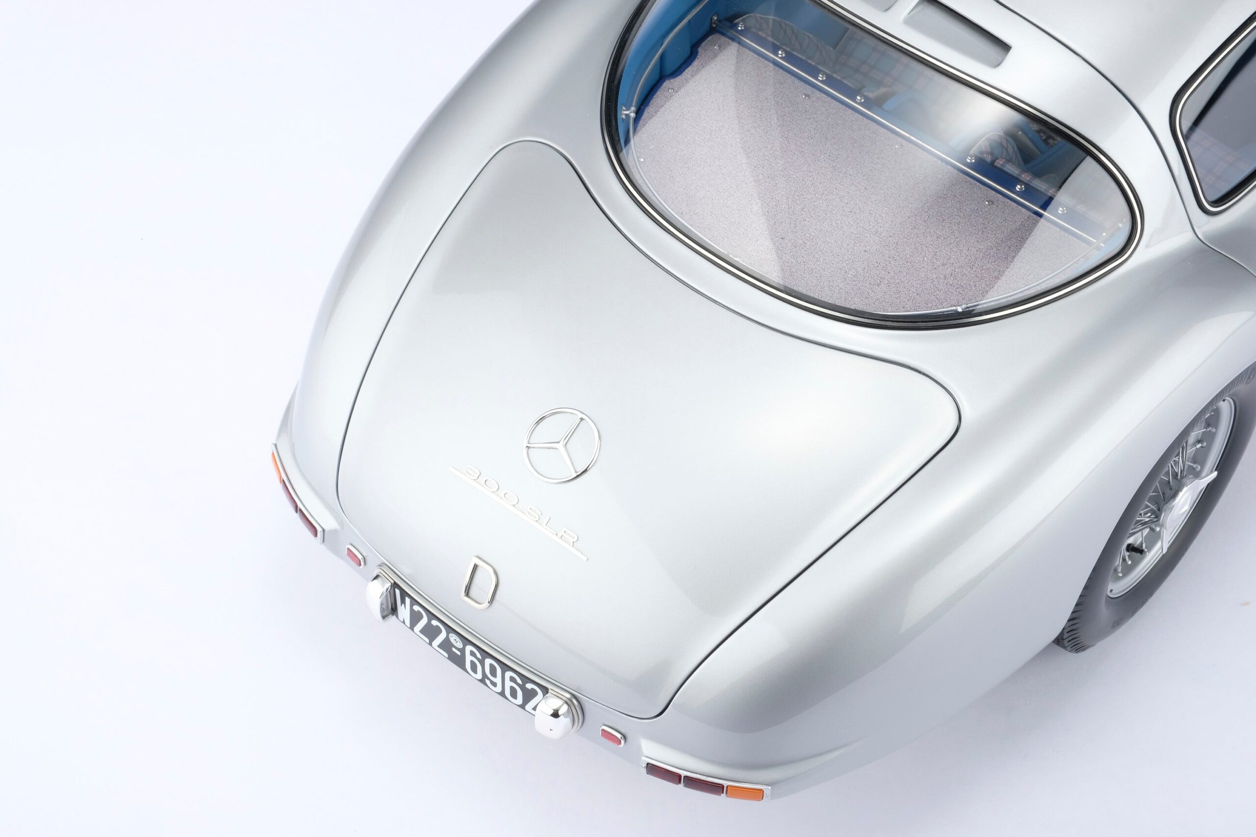 Amalgam Mercedes-Benz 300 SLR Uhlenhaut Coupé Chassis 00007/55 "The Blue" - Silbergrau Metallic | 1:8 - Image 19
