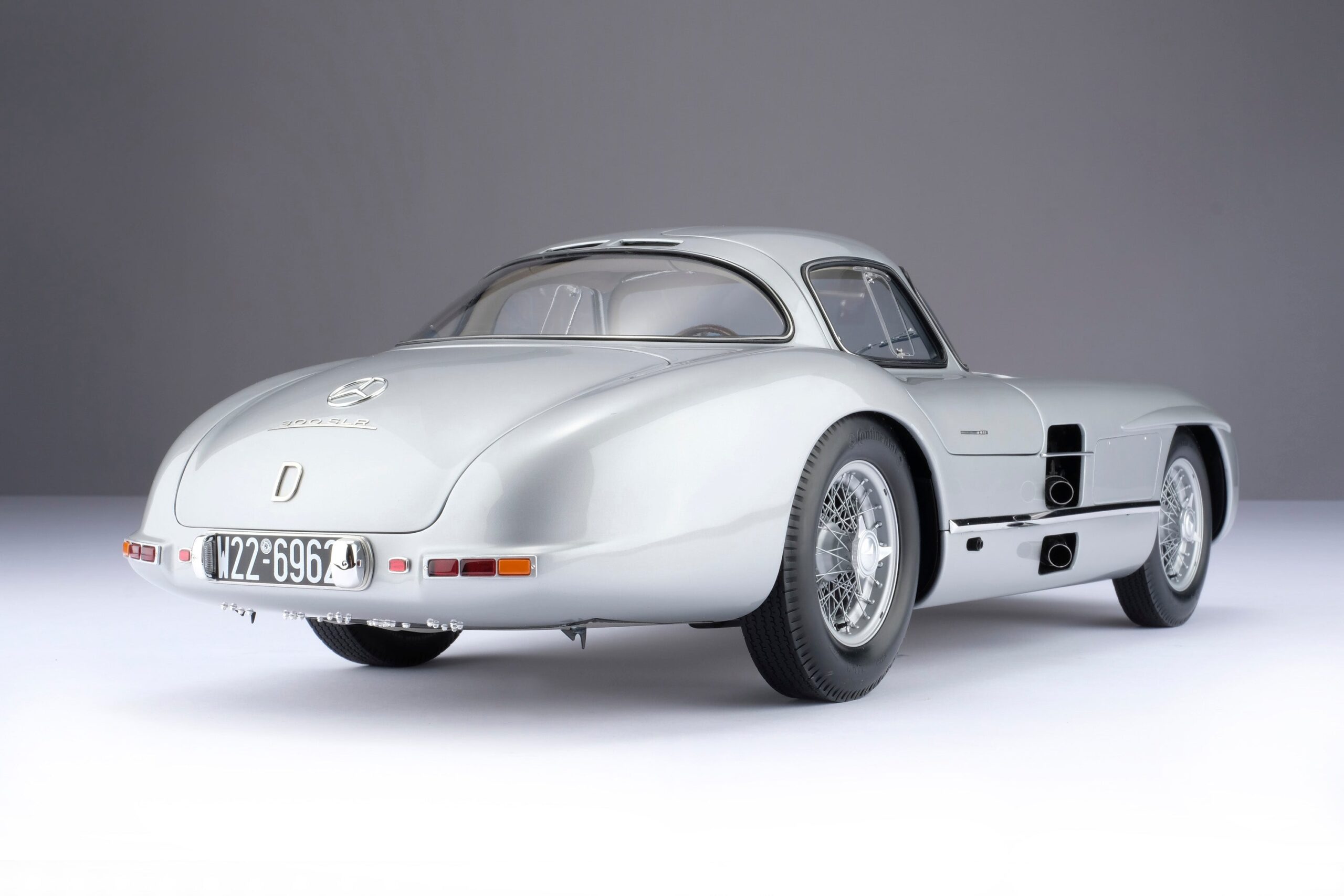 Amalgam Mercedes-Benz 300 SLR Uhlenhaut Coupé Chassis 00007/55 "The Blue" - Silbergrau Metallic | 1:8 - Image 18