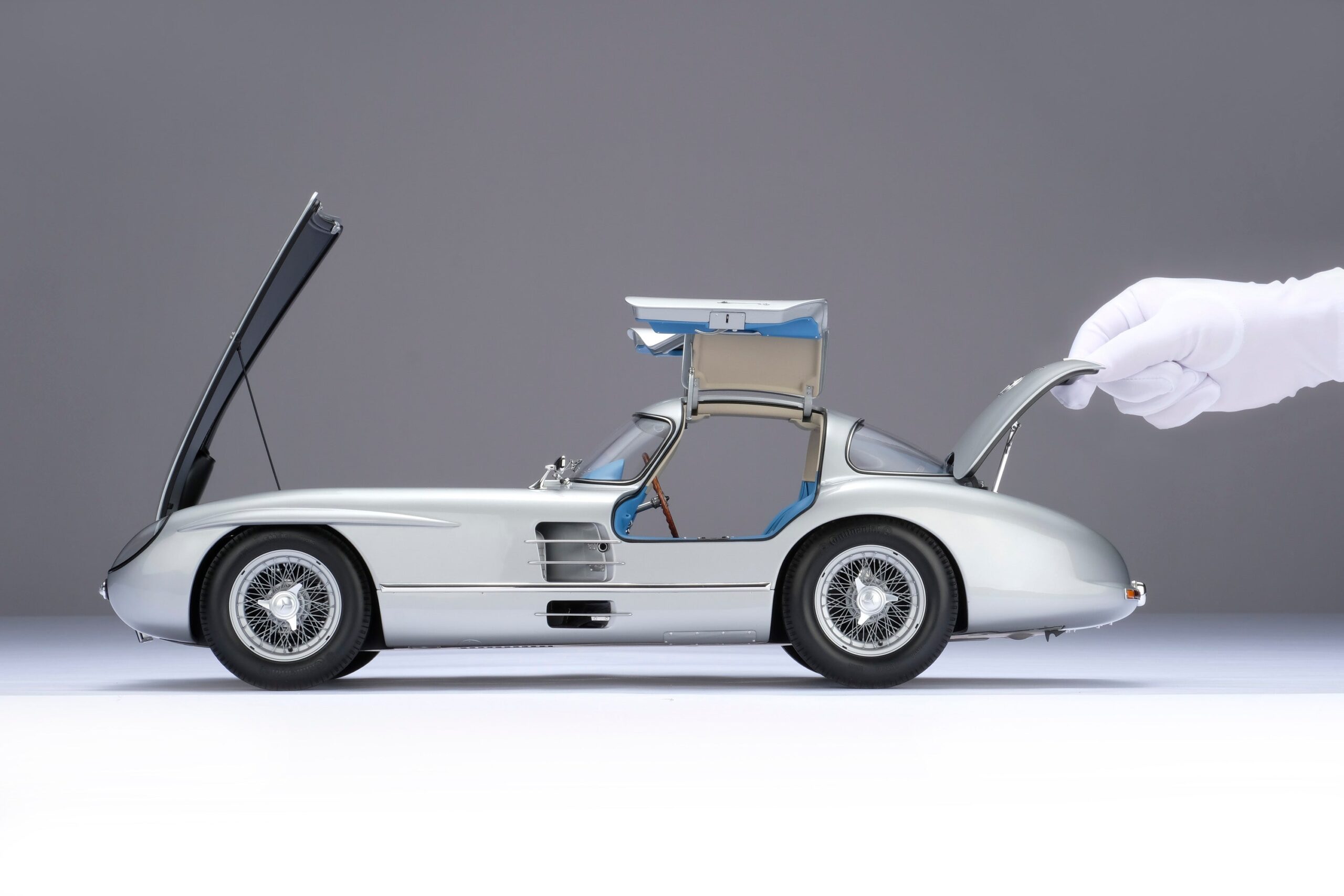 Amalgam Mercedes-Benz 300 SLR Uhlenhaut Coupé Chassis 00007/55 "The Blue" - Silbergrau Metallic | 1:8 - Image 13