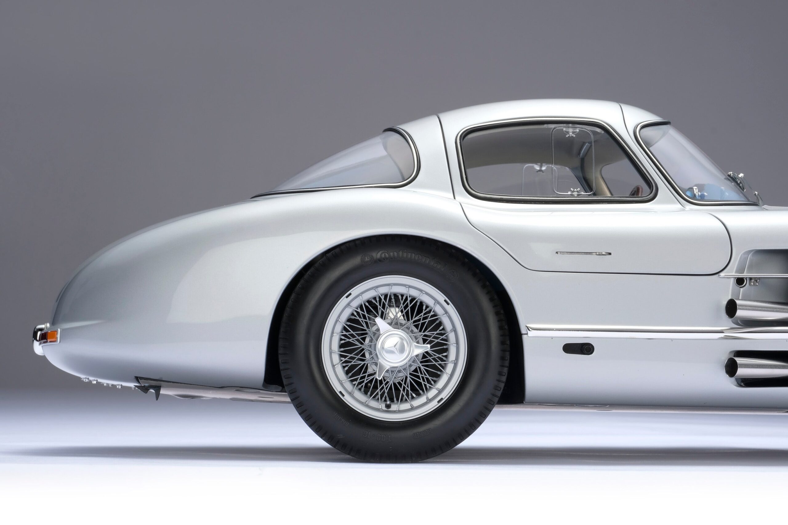 Amalgam Mercedes-Benz 300 SLR Uhlenhaut Coupé Chassis 00007/55 "The Blue" - Silbergrau Metallic | 1:8 - Image 20
