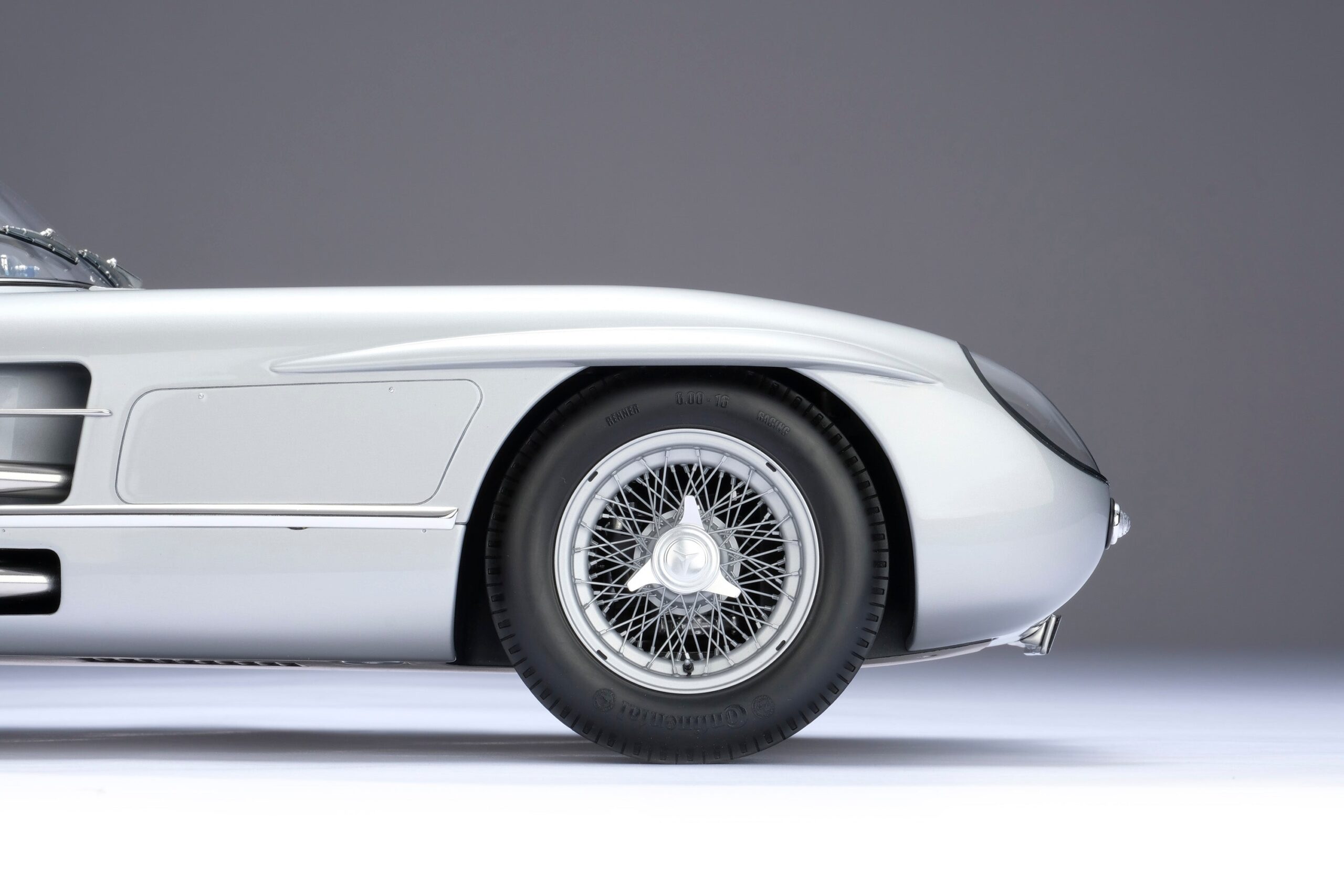 Amalgam Mercedes-Benz 300 SLR Uhlenhaut Coupé Chassis 00007/55 "The Blue" - Silbergrau Metallic | 1:8 - Image 21