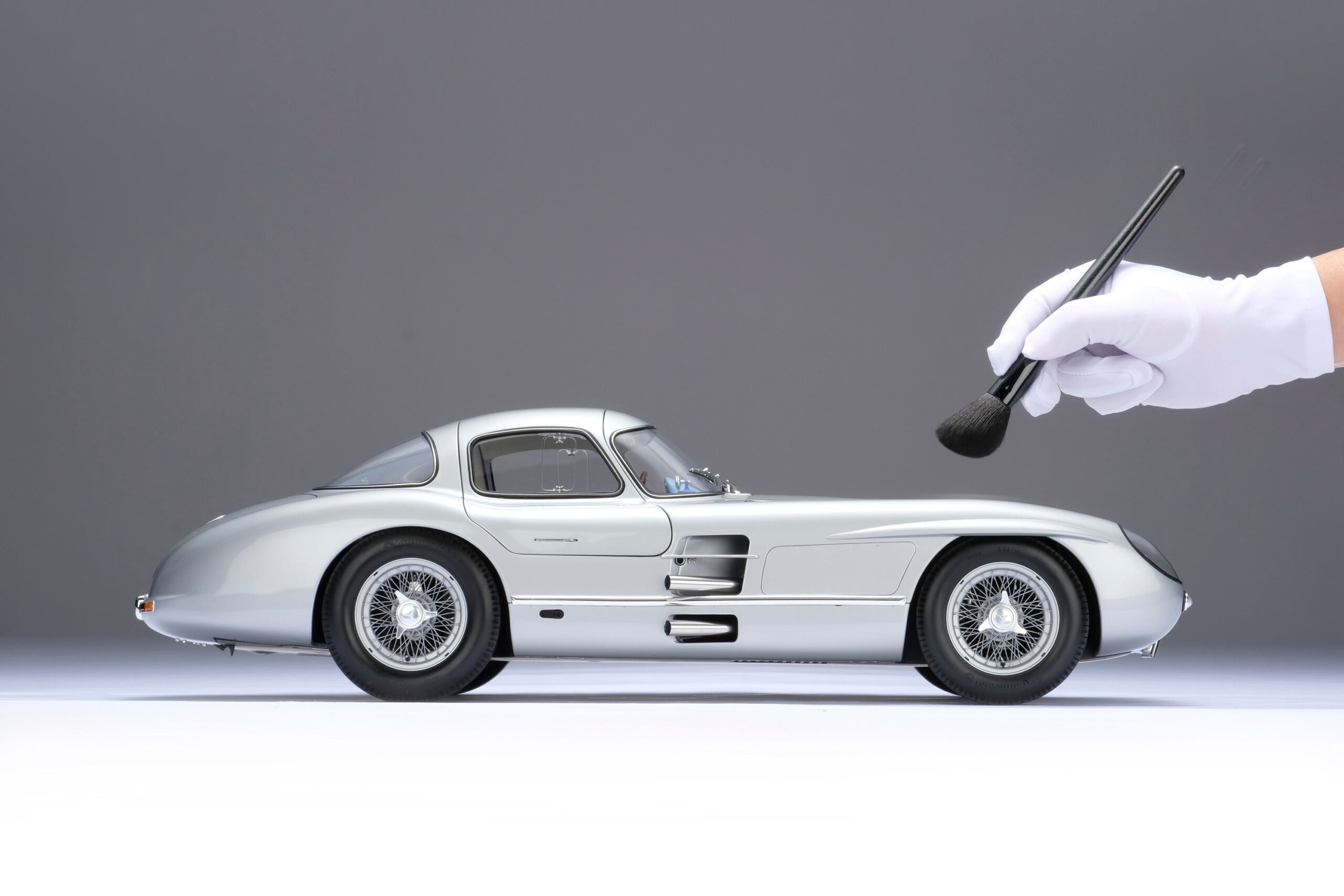 Amalgam Mercedes-Benz 300 SLR Uhlenhaut Coupé Chassis 00007/55 "The Blue" - Silbergrau Metallic | 1:8 - Image 4