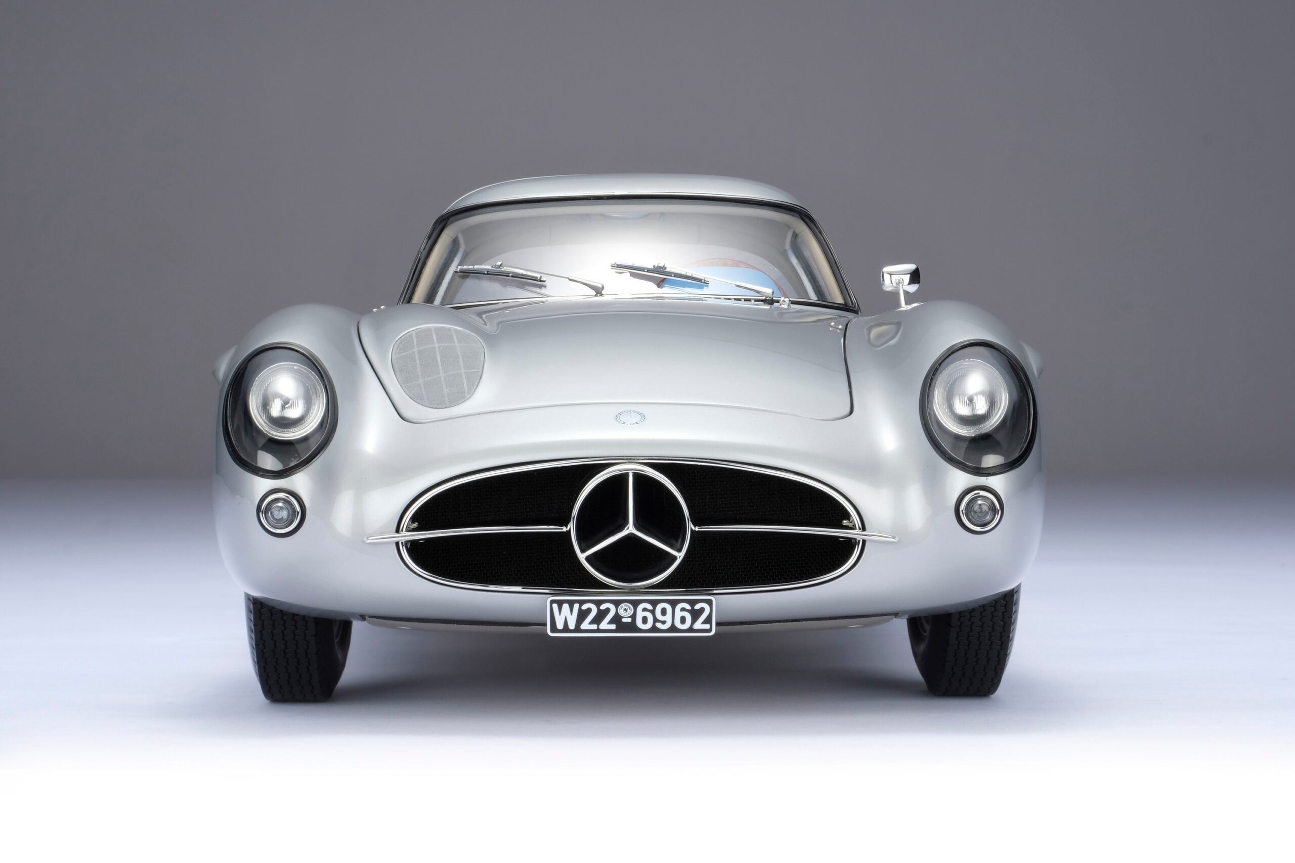 Amalgam Mercedes-Benz 300 SLR Uhlenhaut Coupé Chassis 00007/55 "The Blue" - Silbergrau Metallic | 1:8 - Image 6
