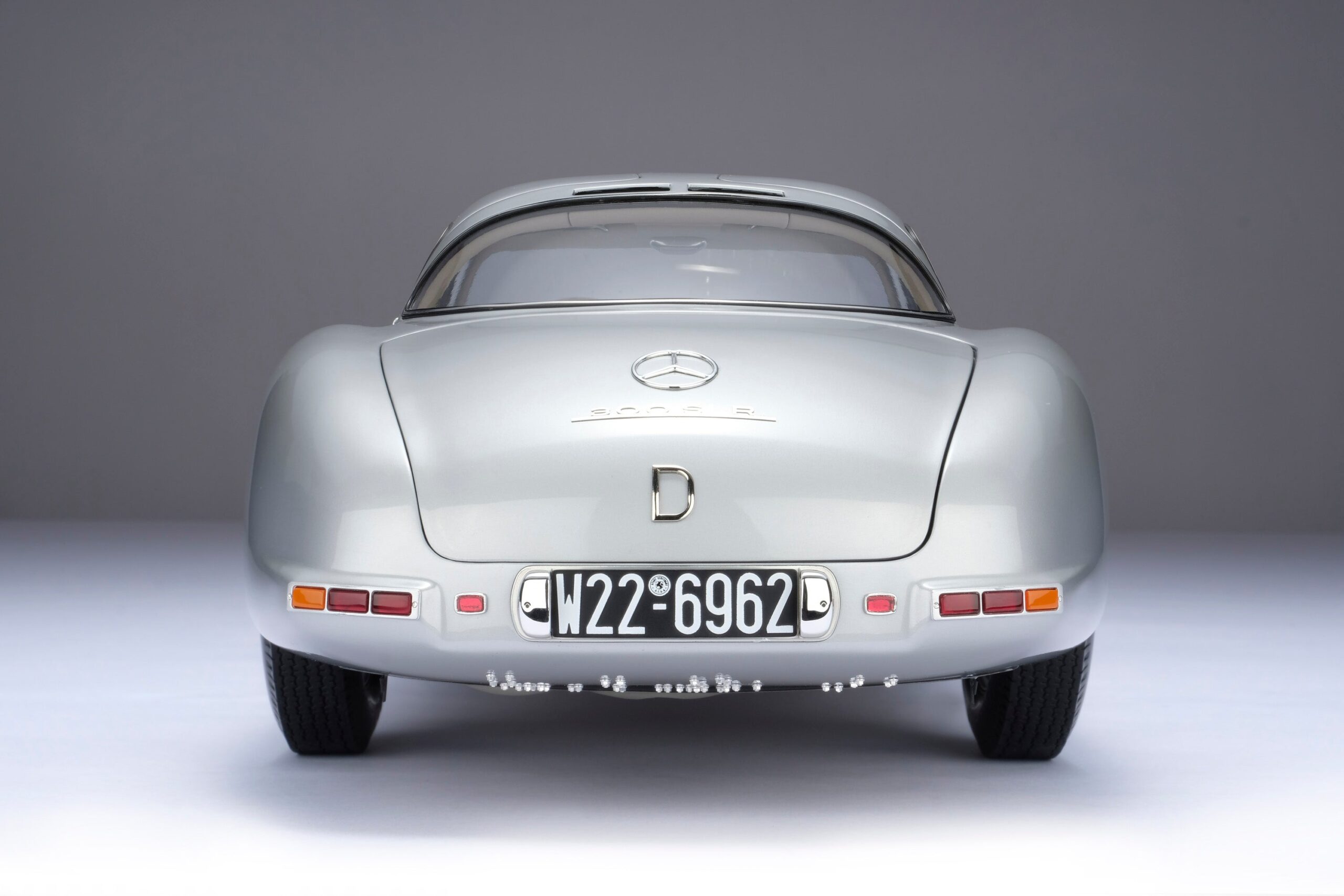 Amalgam Mercedes-Benz 300 SLR Uhlenhaut Coupé Chassis 00007/55 "The Blue" - Silbergrau Metallic | 1:8 - Image 17