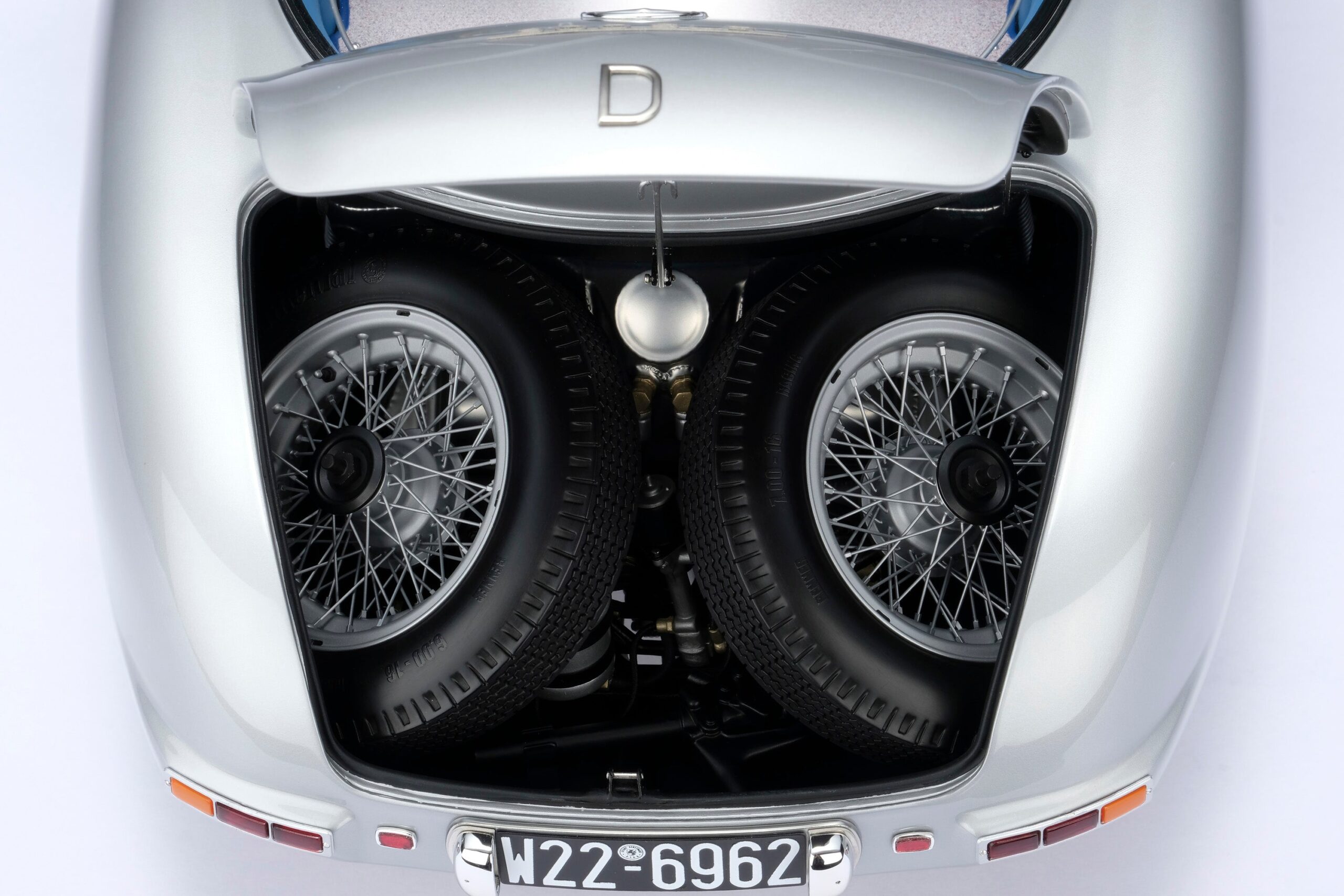 Amalgam Mercedes-Benz 300 SLR Uhlenhaut Coupé Chassis 00007/55 "The Blue" - Silbergrau Metallic | 1:8 - Image 16
