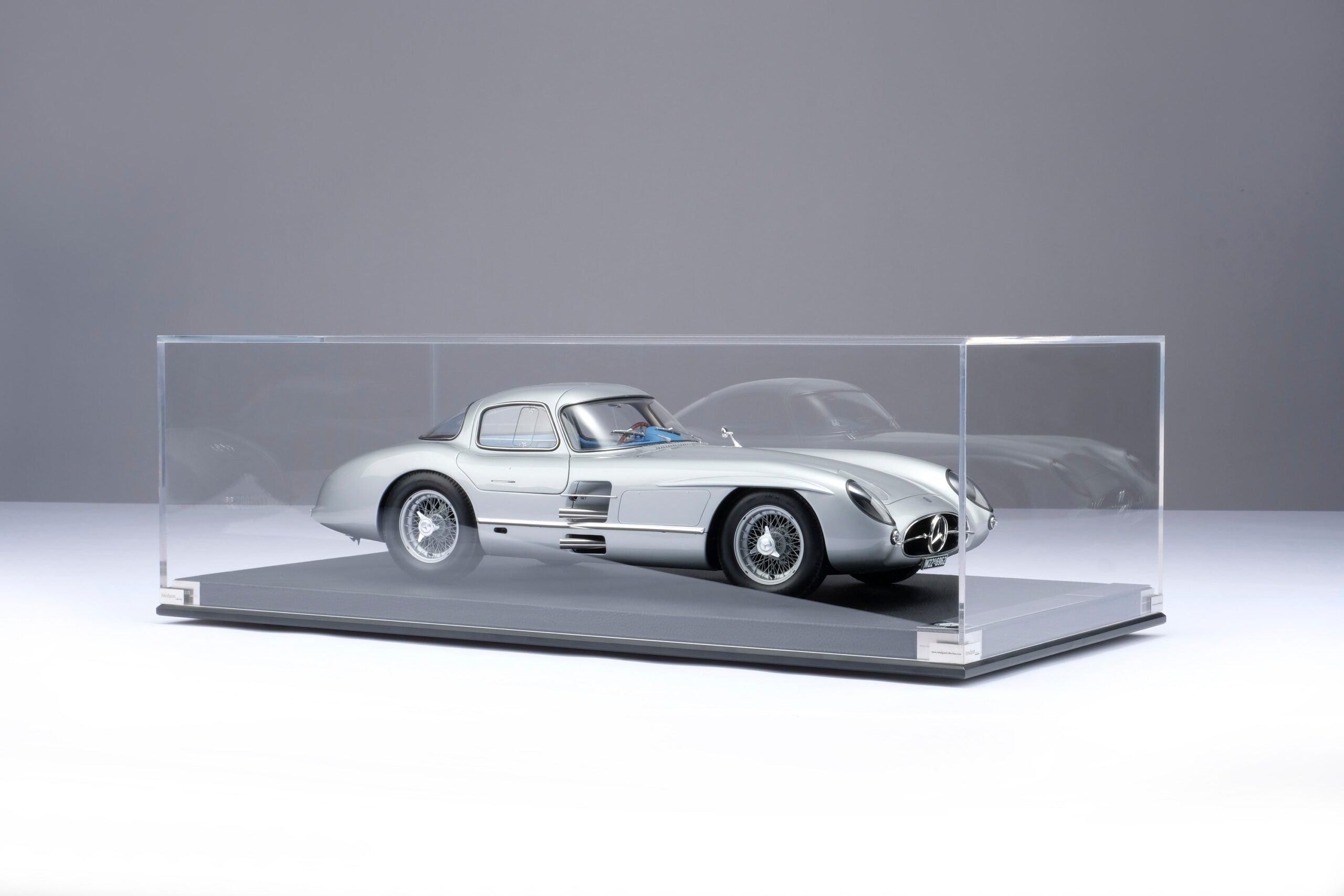 Amalgam Mercedes-Benz 300 SLR Uhlenhaut Coupé Chassis 00007/55 "The Blue" - Silbergrau Metallic | 1:8 - Image 22