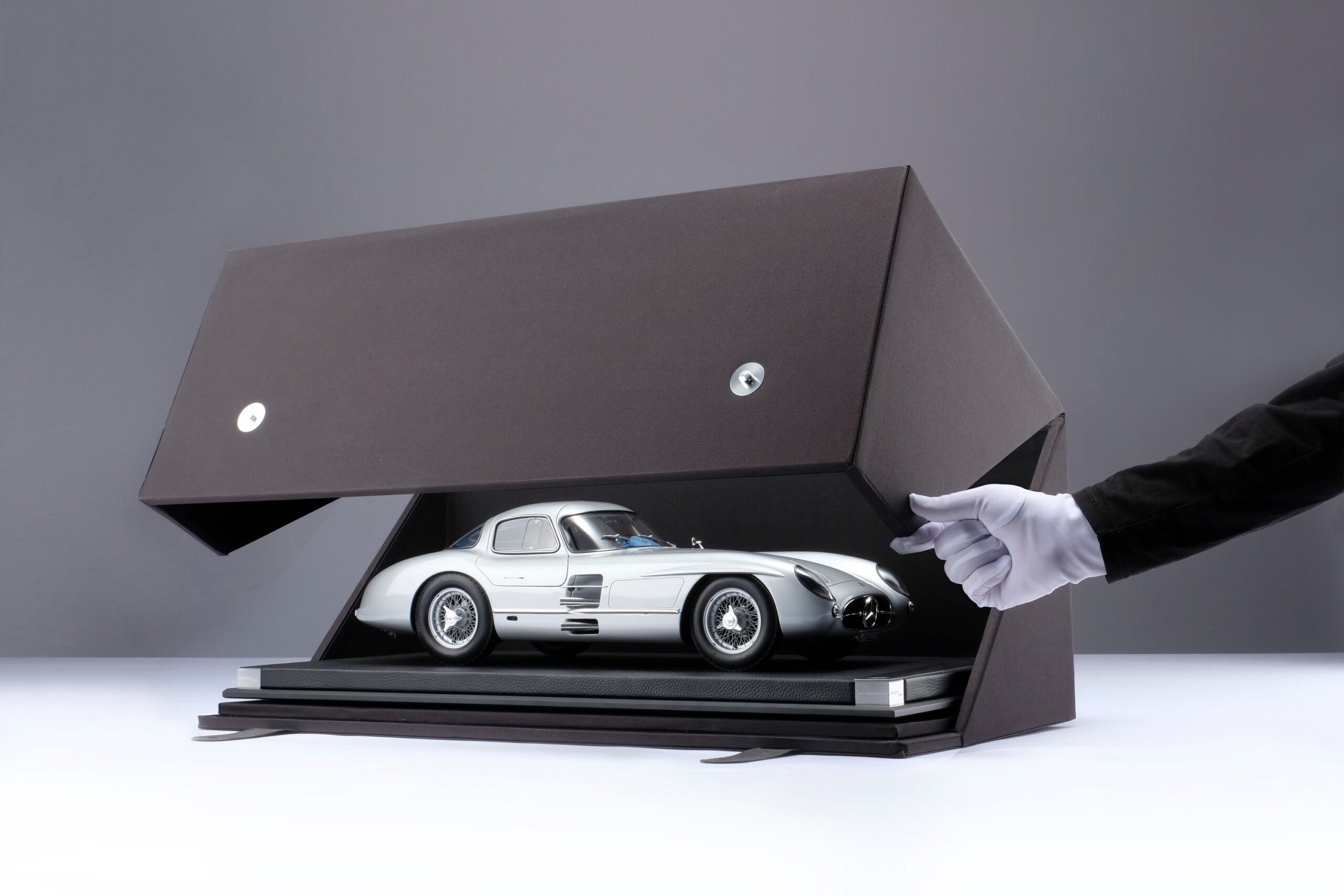 Amalgam Mercedes-Benz 300 SLR Uhlenhaut Coupé Chassis 00007/55 "The Blue" - Silbergrau Metallic | 1:8 - Image 23