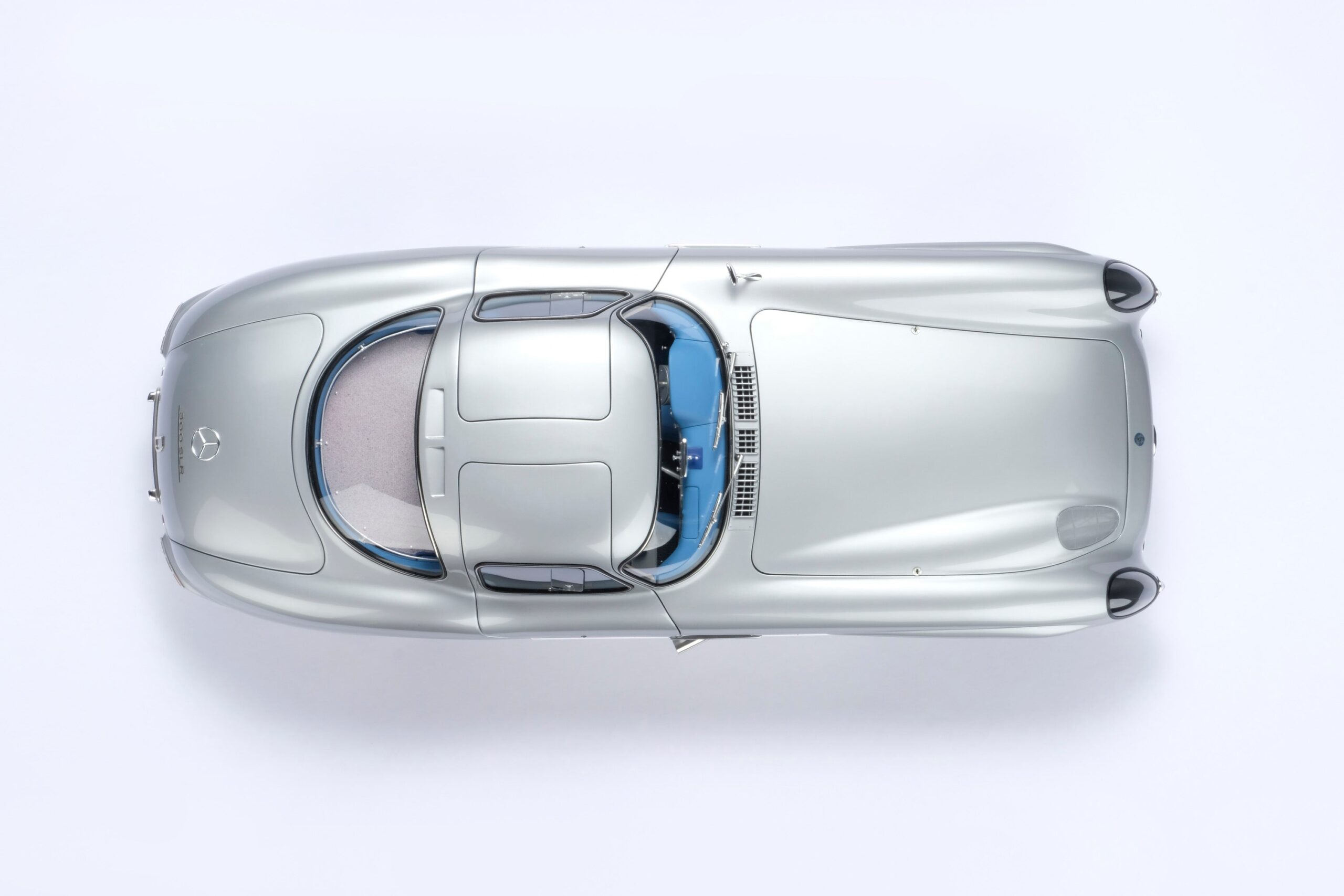 Amalgam Mercedes-Benz 300 SLR Uhlenhaut Coupé Chassis 00007/55 "The Blue" - Silbergrau Metallic | 1:8 - Image 25