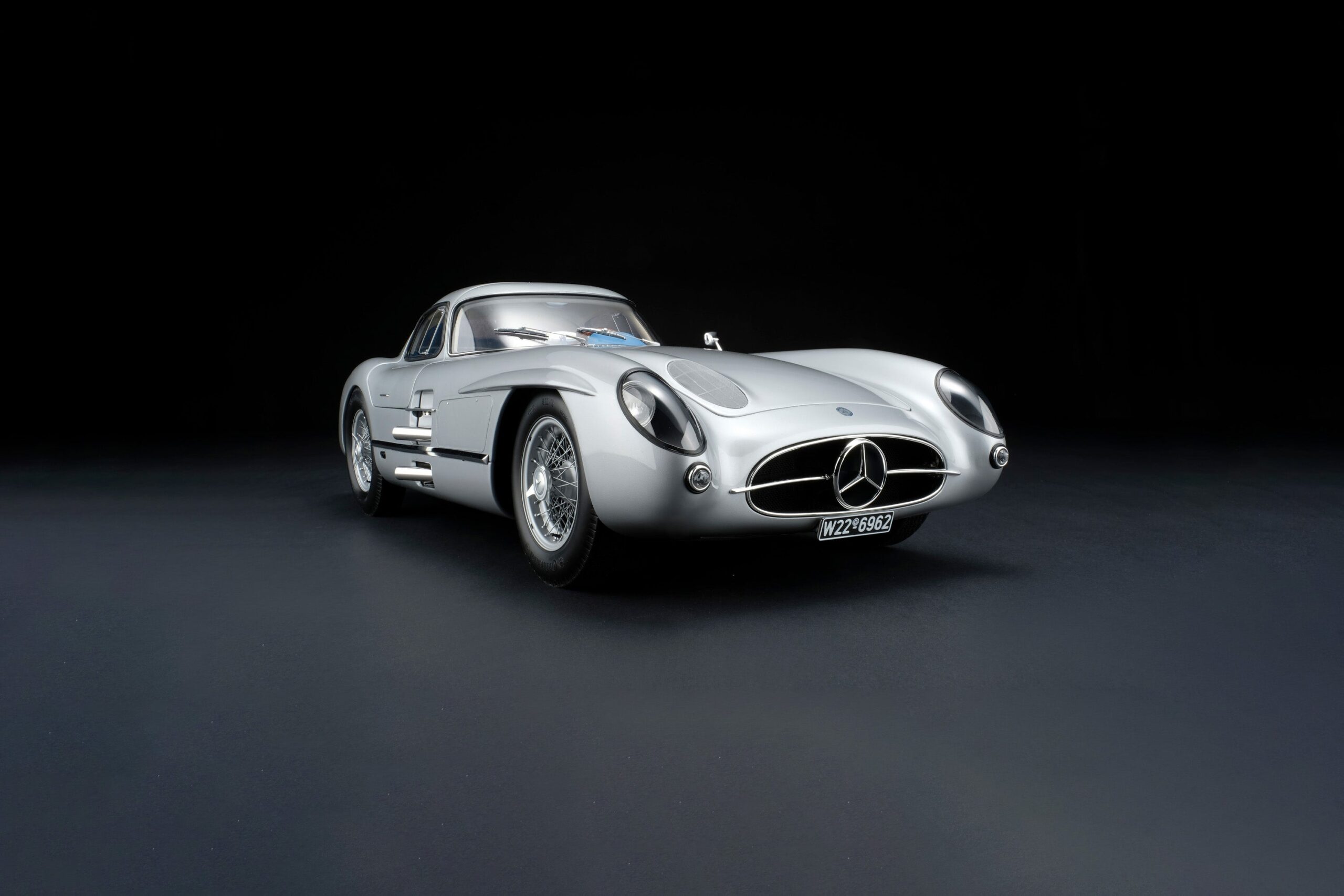 Amalgam Mercedes-Benz 300 SLR Uhlenhaut Coupé Chassis 00007/55 "The Blue" - Silbergrau Metallic | 1:8 - Image 2