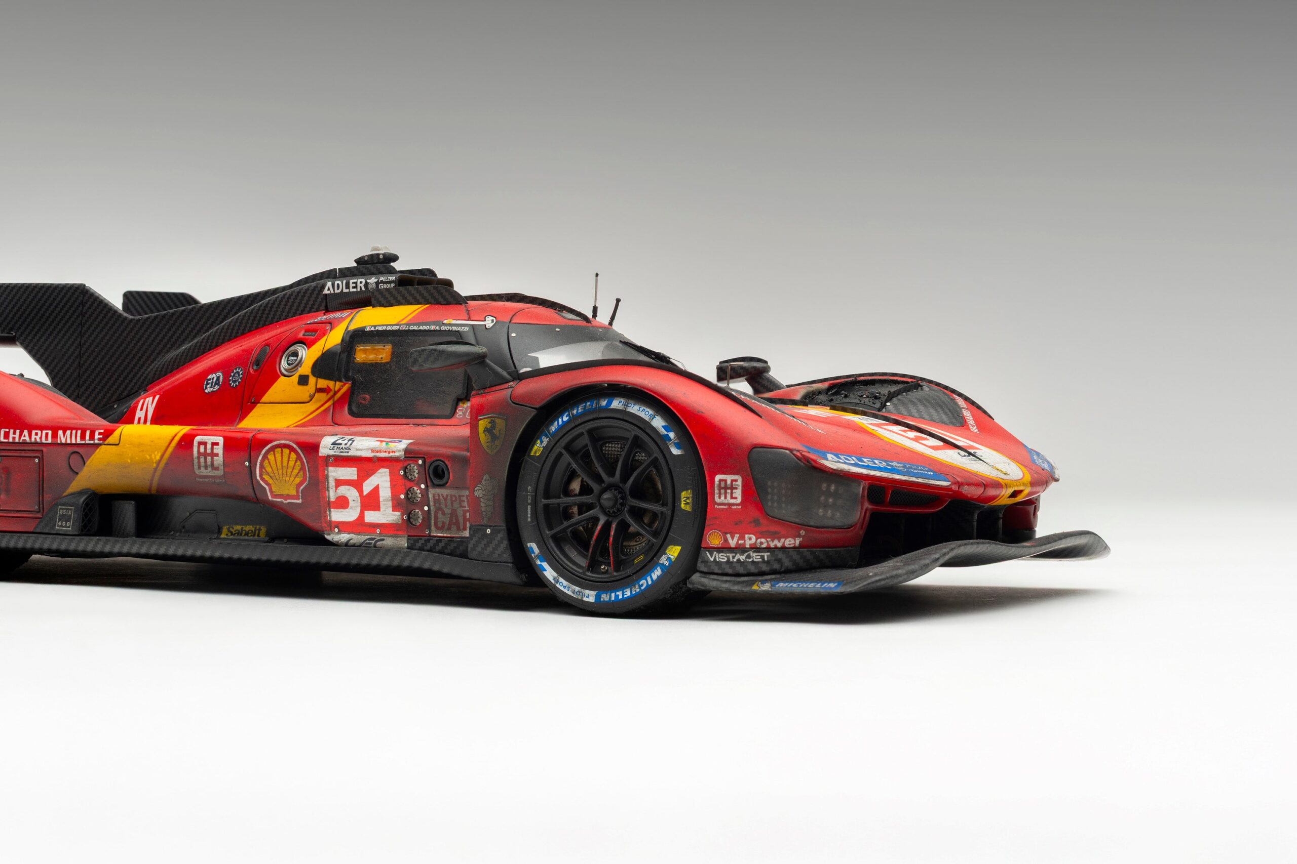 Amalgam Ferrari 499P 2023 Le Mans Winner (Race Weathered) - Rot | 1:18 – Bild 6