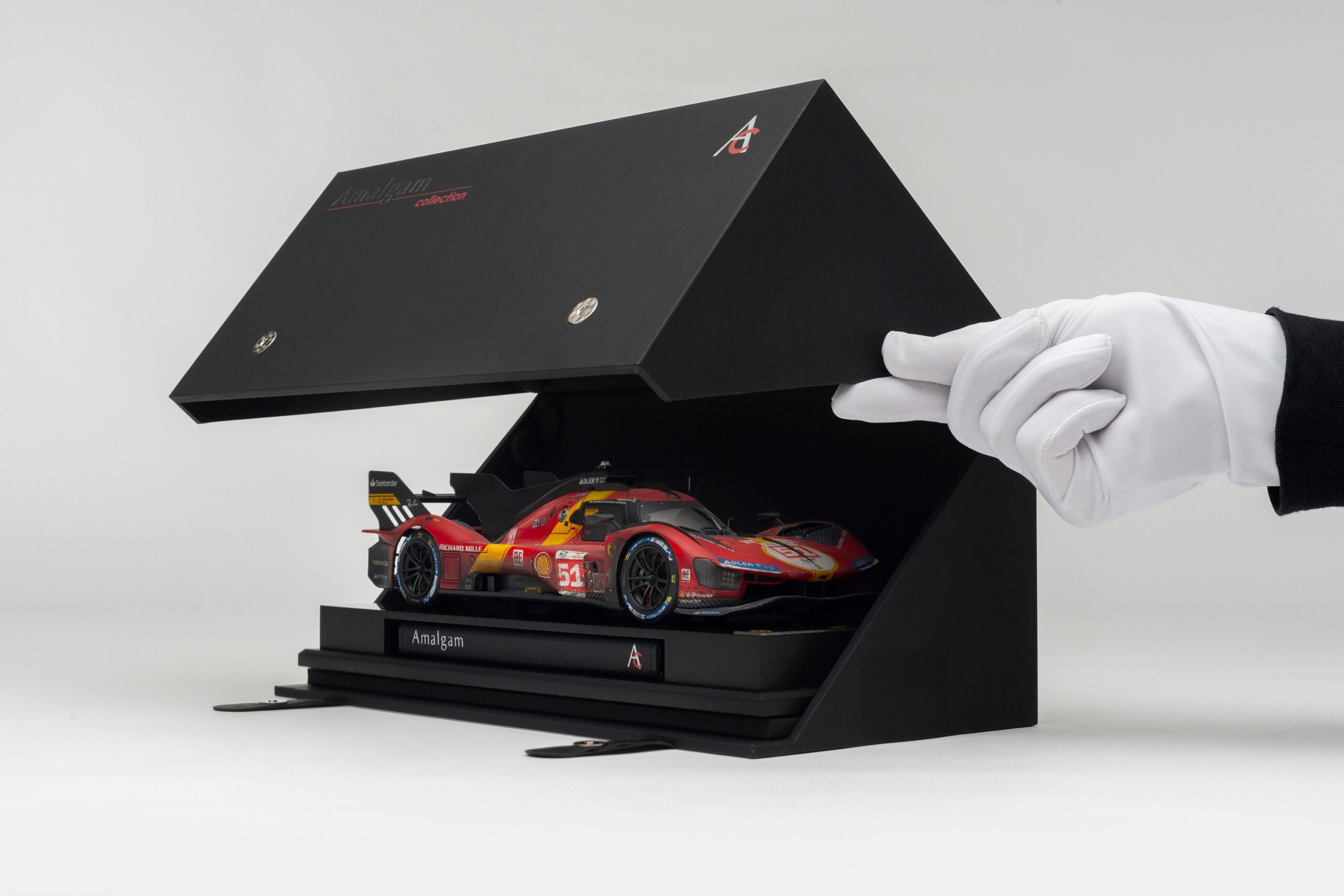 Amalgam Ferrari 499P 2023 Le Mans Winner (Race Weathered) - Rot | 1:18 – Bild 14