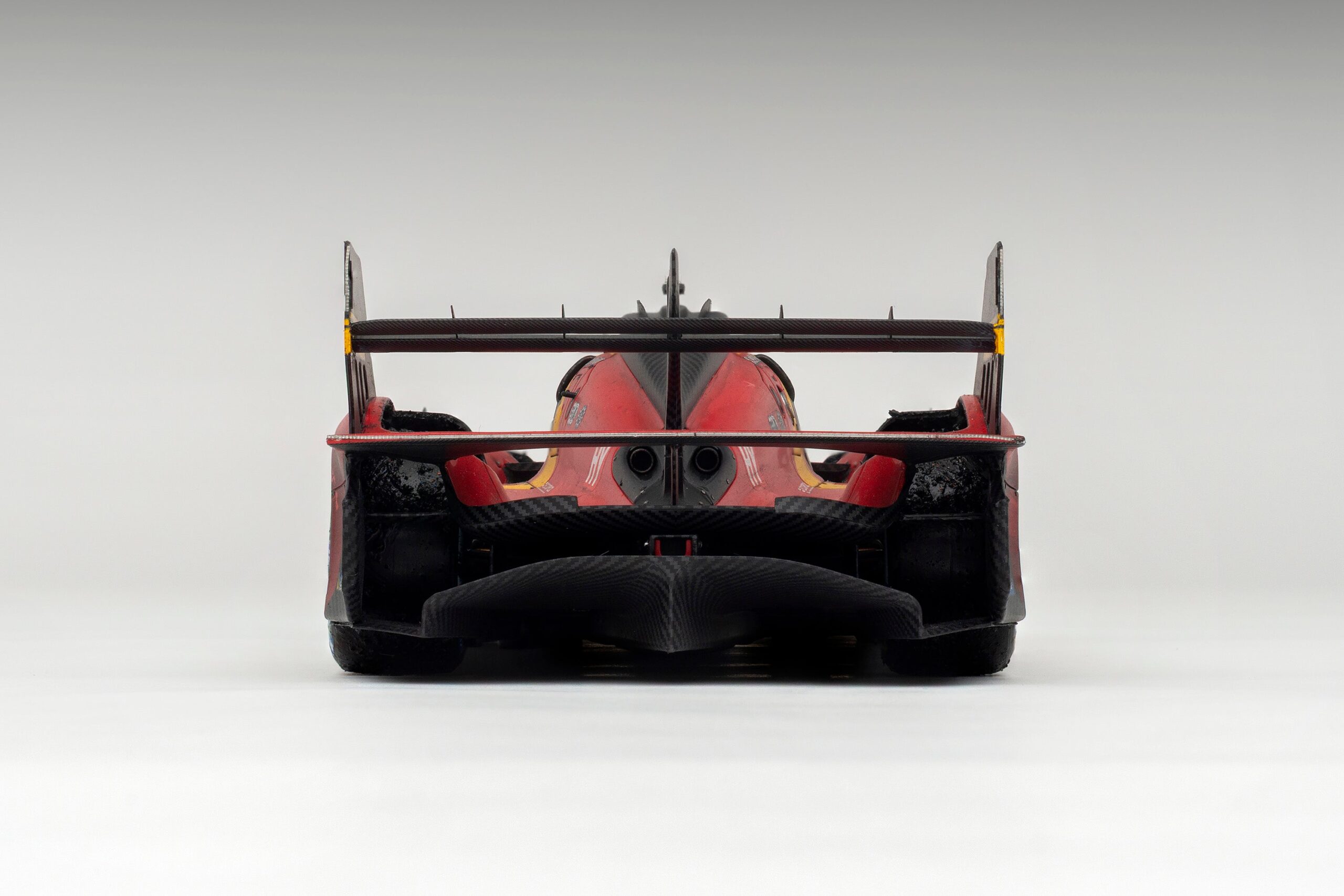 Amalgam Ferrari 499P 2023 Le Mans Winner (Race Weathered) - Rot | 1:18 – Bild 12