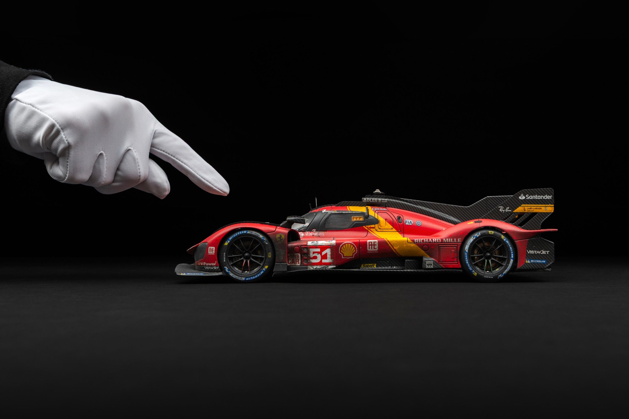 Amalgam Ferrari 499P 2023 Le Mans Winner (Race Weathered) - Rot | 1:18 – Bild 3
