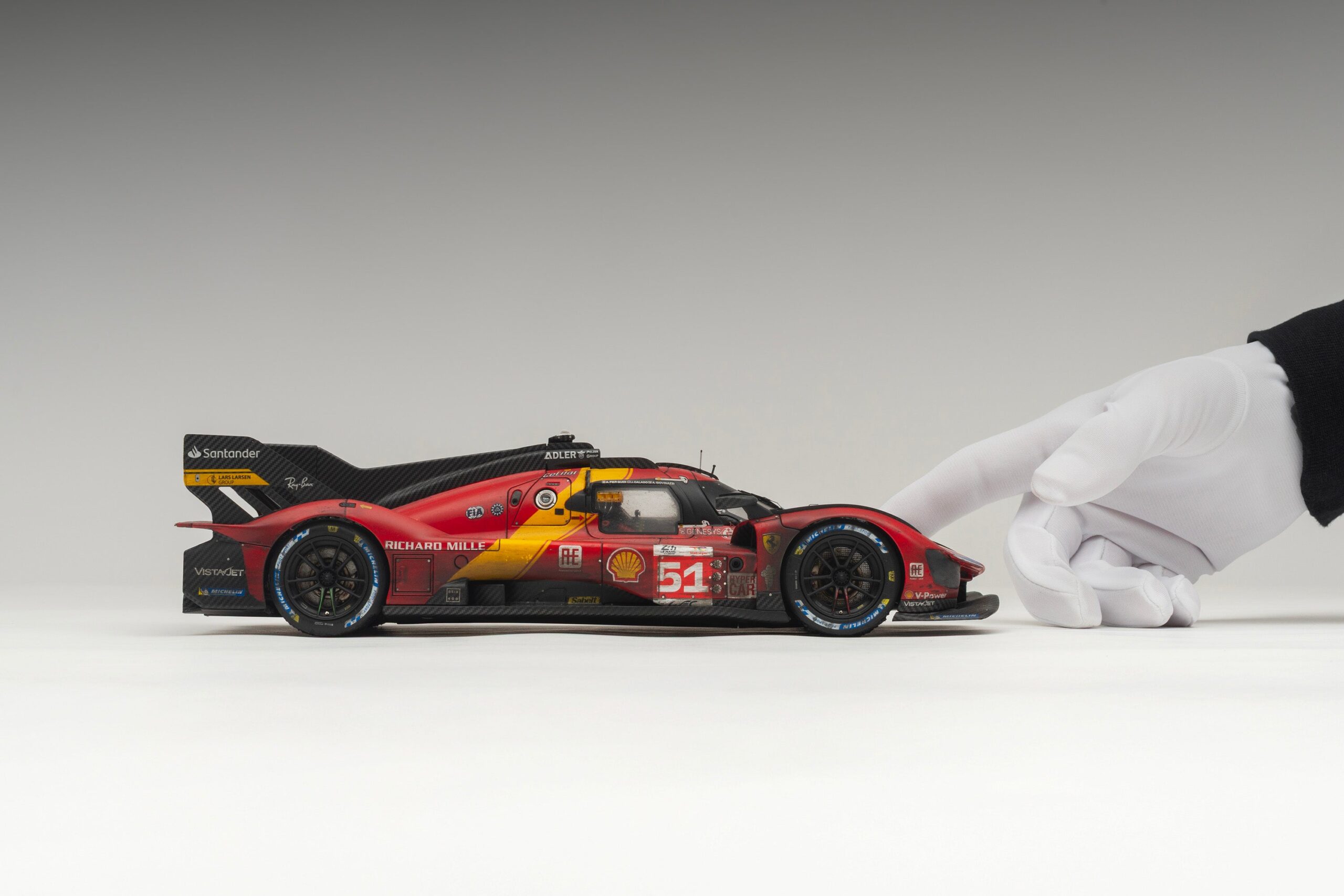 Amalgam Ferrari 499P 2023 Le Mans Winner (Race Weathered) - Rot | 1:18 – Bild 4