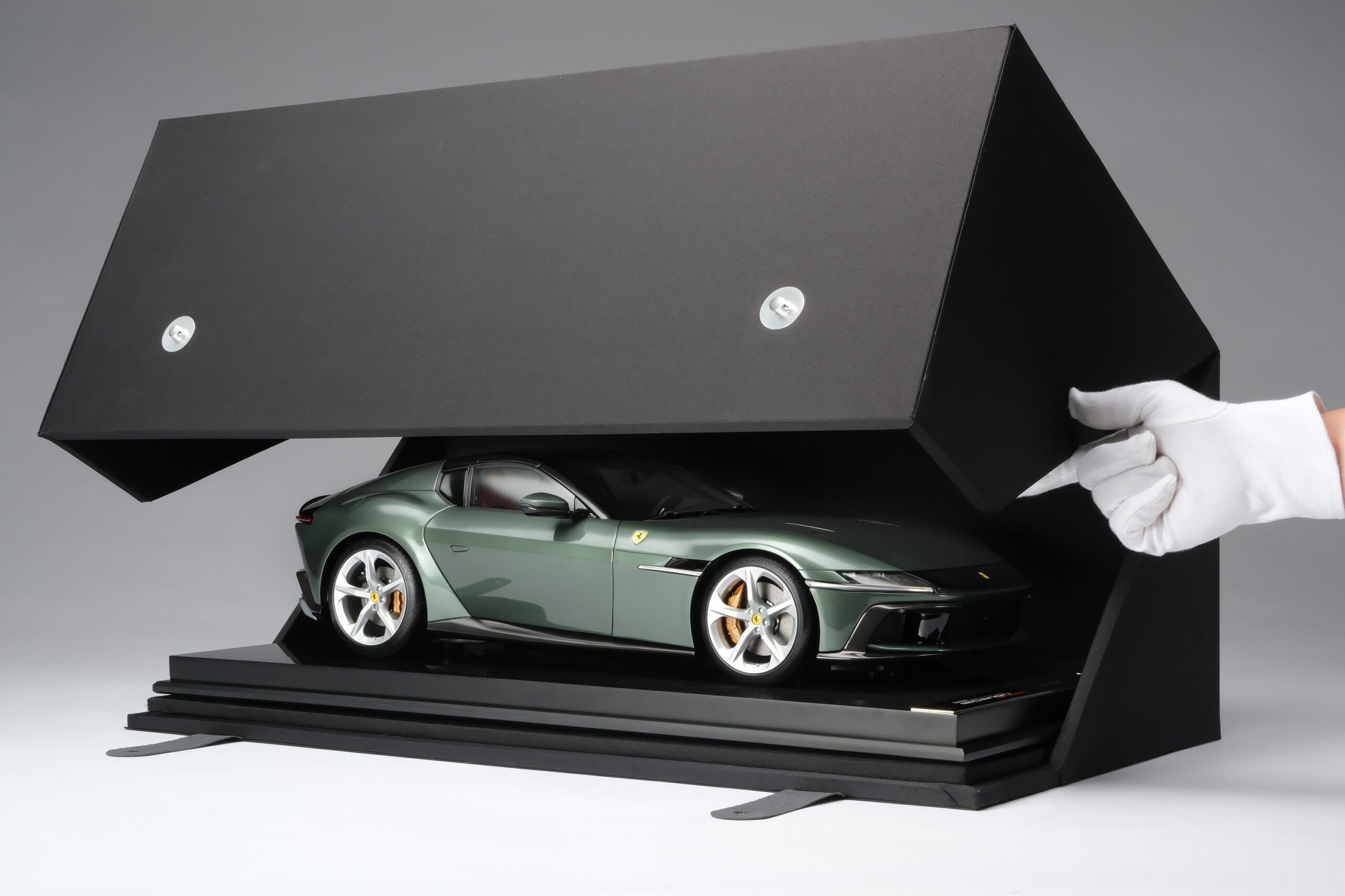 Amalgam Ferrari 12Cilindri Spider (2024) - Toskana-Grün | 1:8 - Image 23