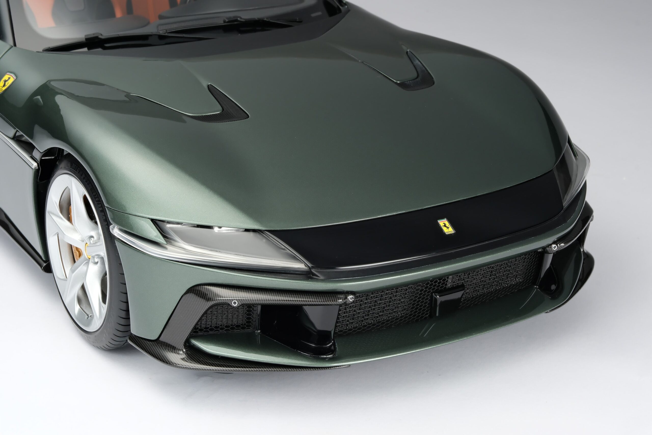 Amalgam Ferrari 12Cilindri Spider (2024) - Toskana-Grün | 1:8 - Image 15