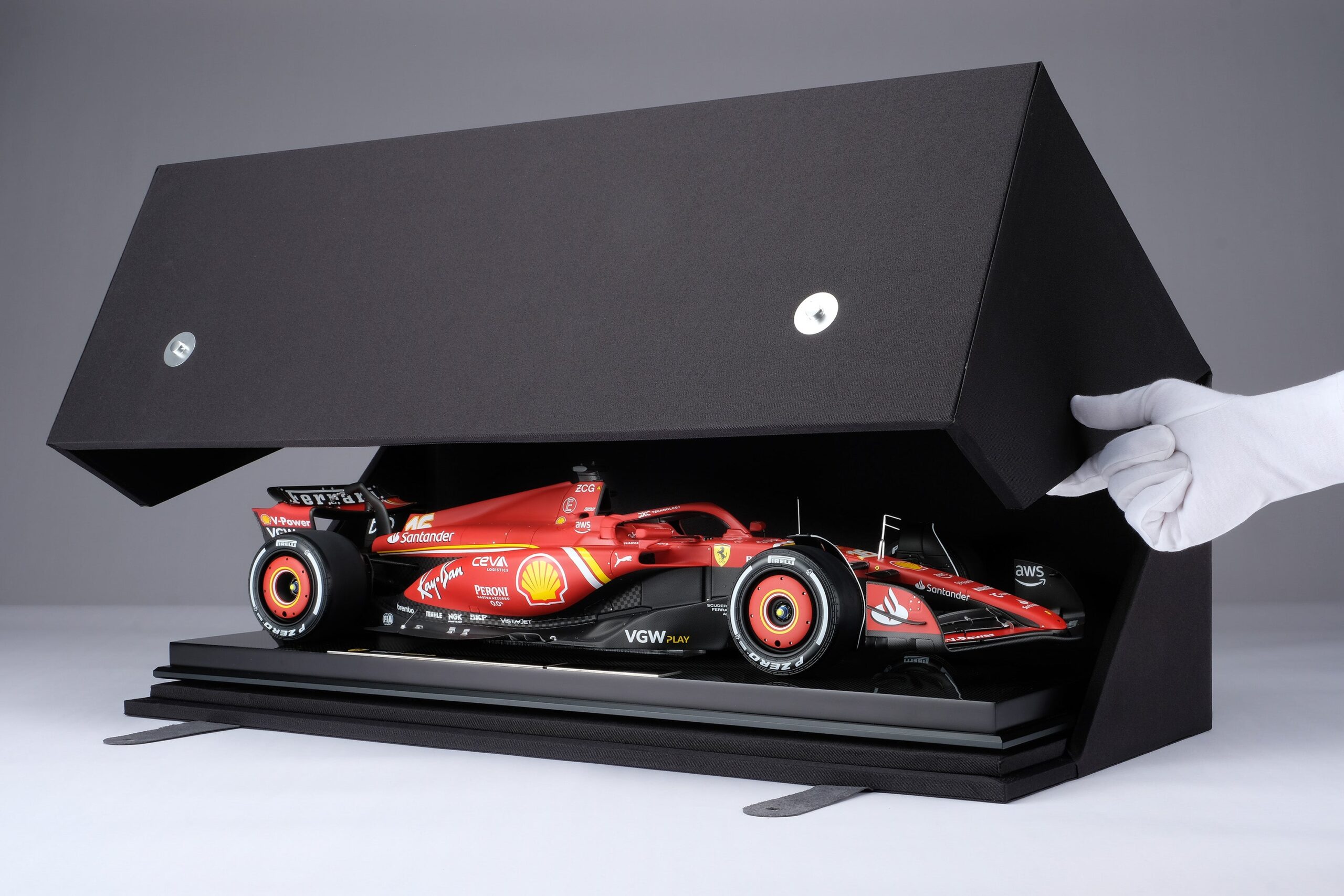 Amalgam Ferrari SF-24 2024 Australian Grand Prix - Rot | 1:8 - Image 35