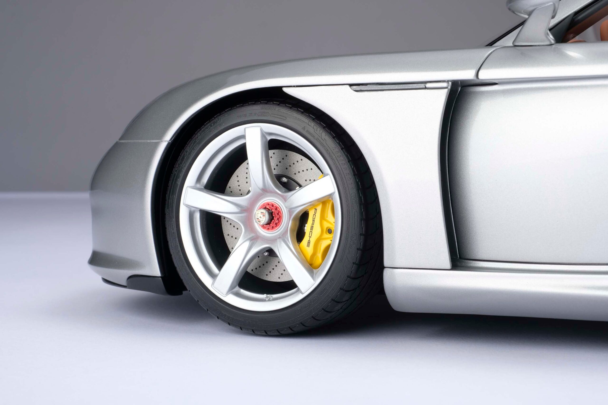 Amalgam Porsche Carrera GT (2003) - Silber | 1:8 - Image 23