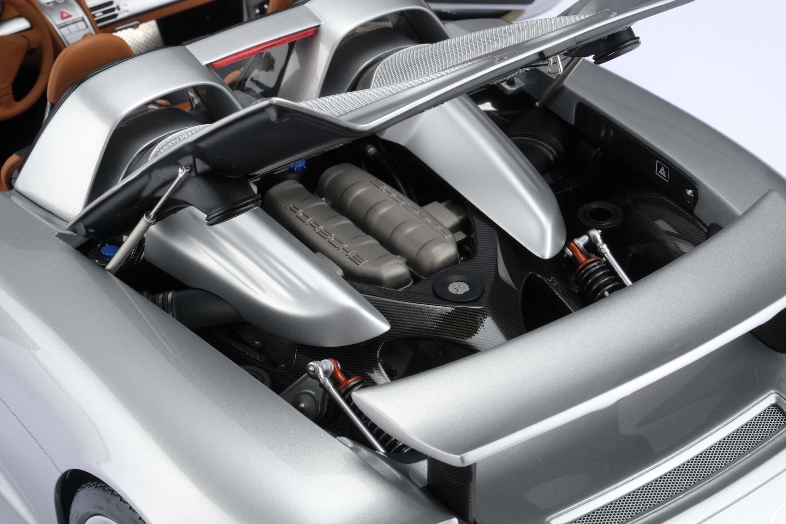 Amalgam Porsche Carrera GT (2003) - Silber | 1:8 - Image 24