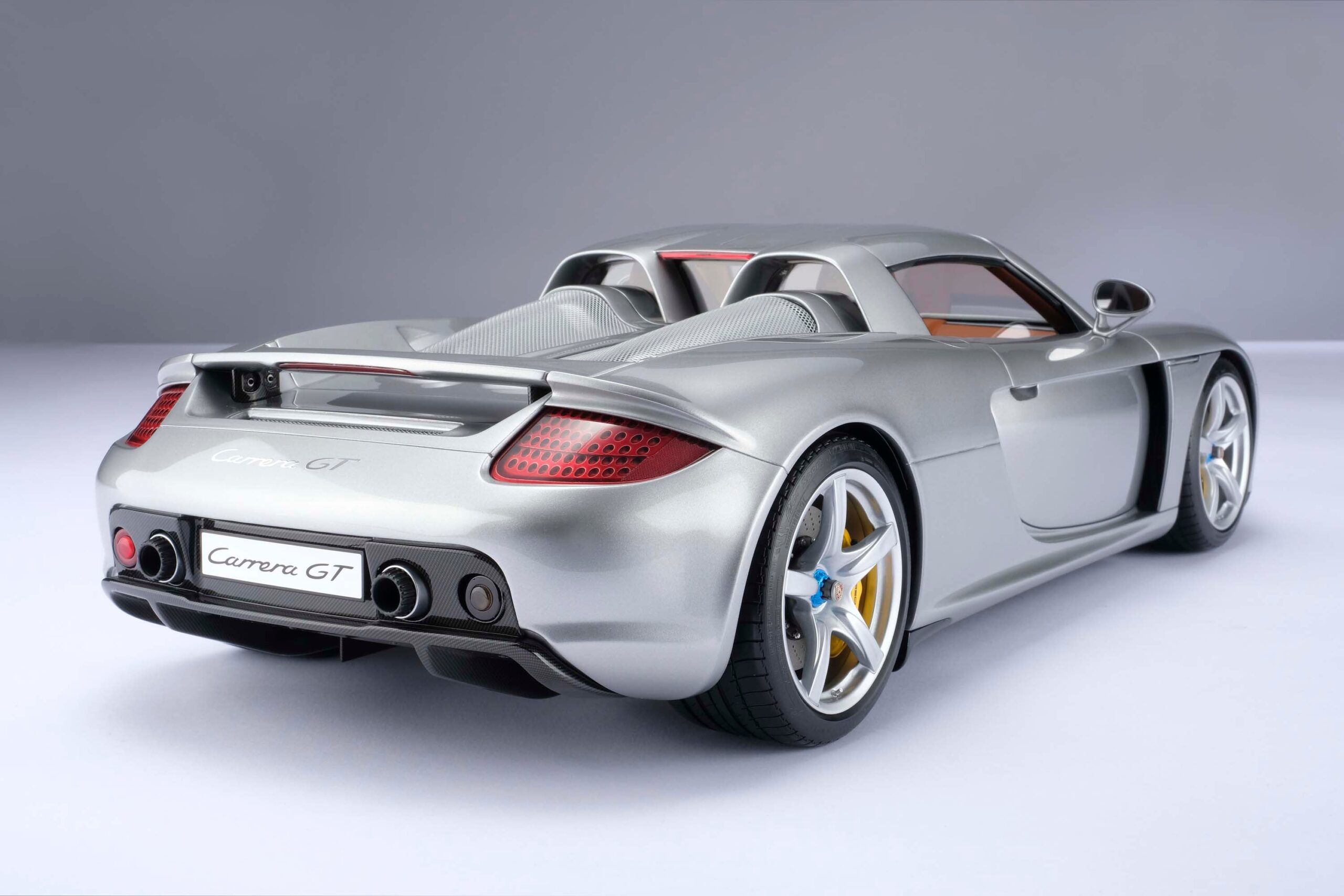 Amalgam Porsche Carrera GT (2003) - Silber | 1:8 - Image 7
