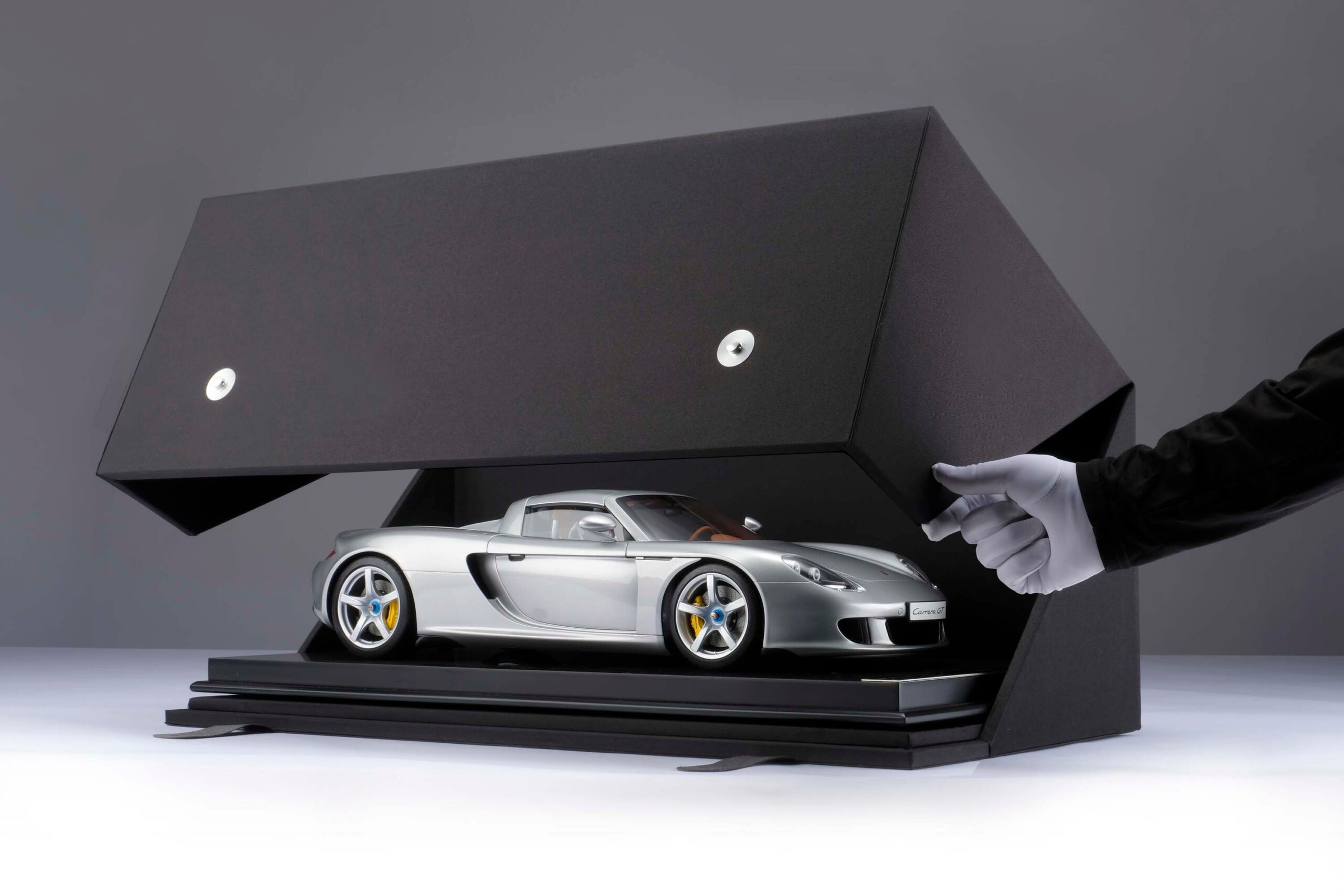 Amalgam Porsche Carrera GT (2003) - Silber | 1:8 - Image 12
