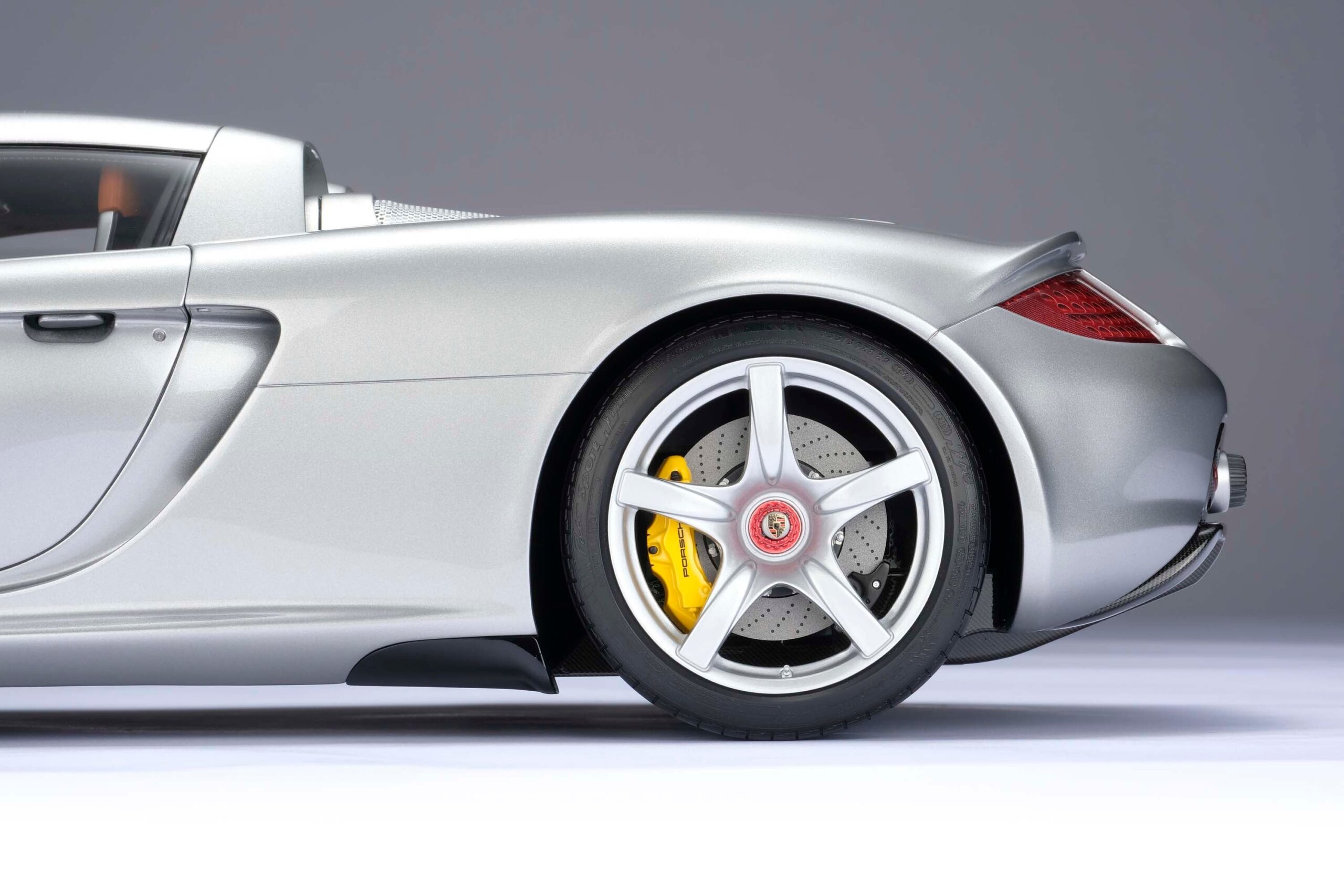 Amalgam Porsche Carrera GT (2003) - Silber | 1:8 - Image 34