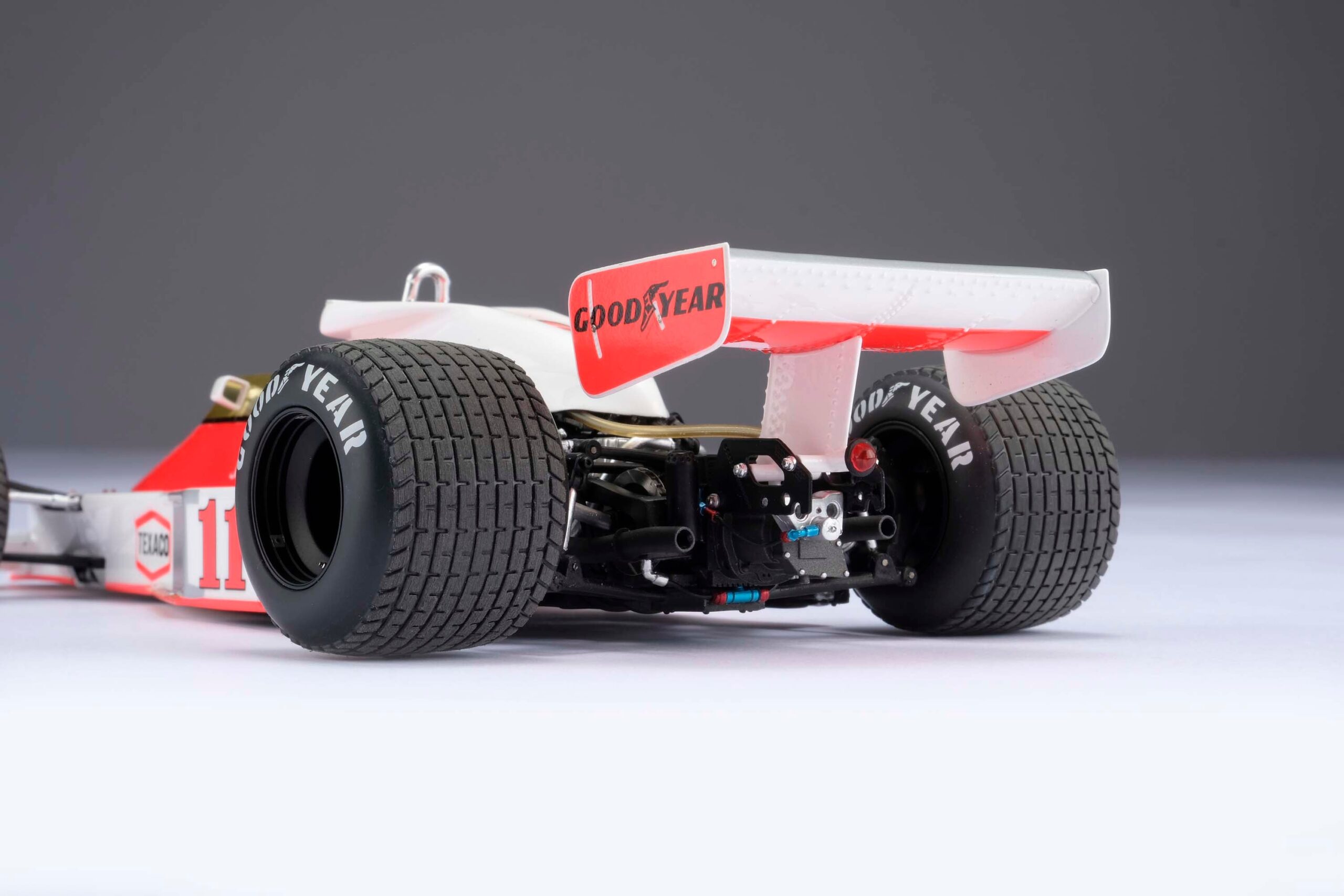 Amalgam McLaren M23D 1976 Japanese Grand Prix James Hunt - Rot / Weiß | 1:18 – Bild 10