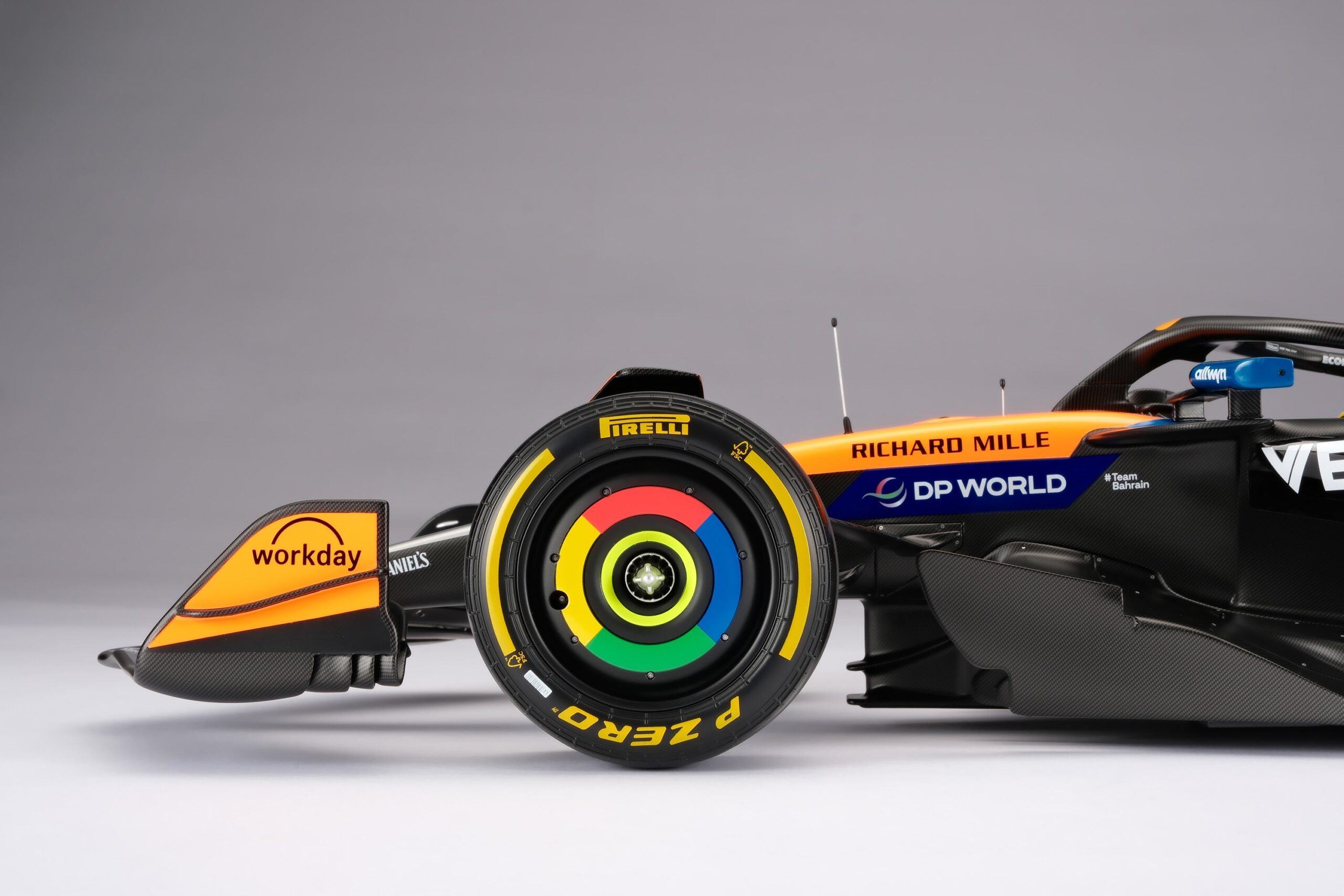 Amalgam McLaren MCL39 2025 British Grand Prix - Chrom / Orange | 1:8 - Image 11