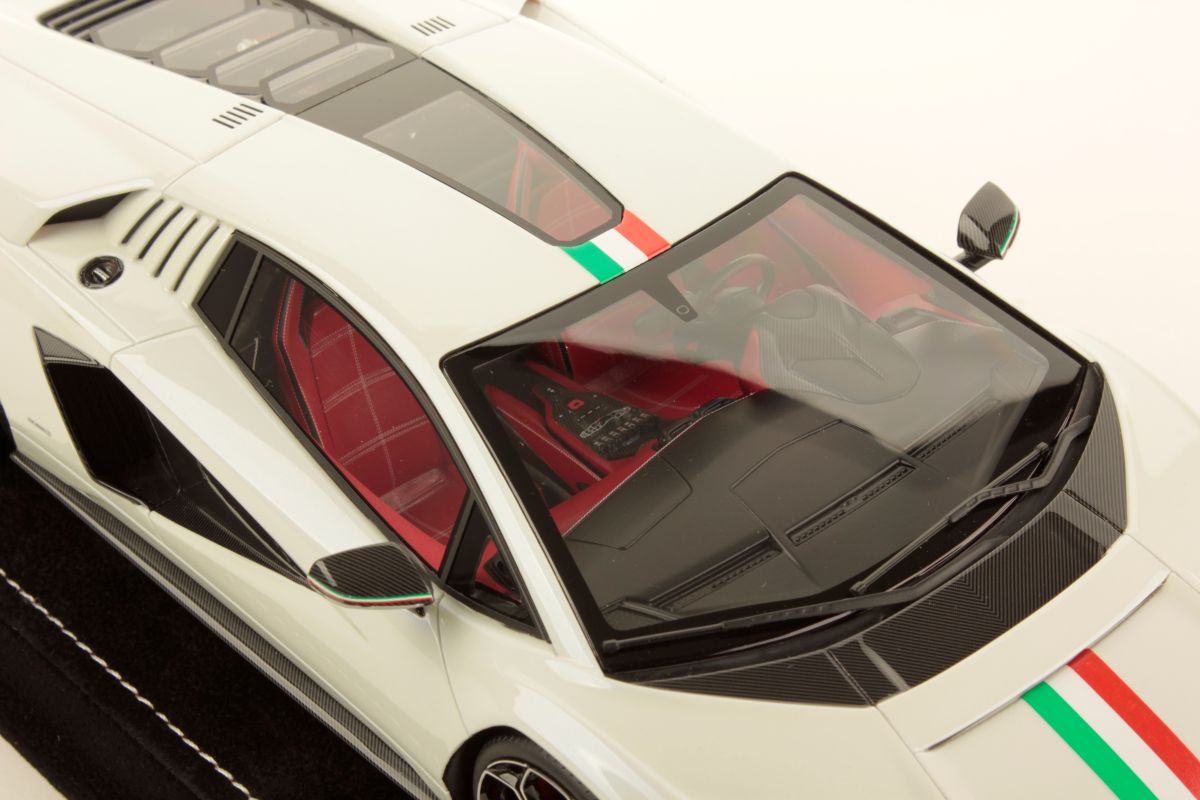 MR Collection Lamborghini Countach LPI 800-4 - Italian Livery | 1:18 – Bild 6