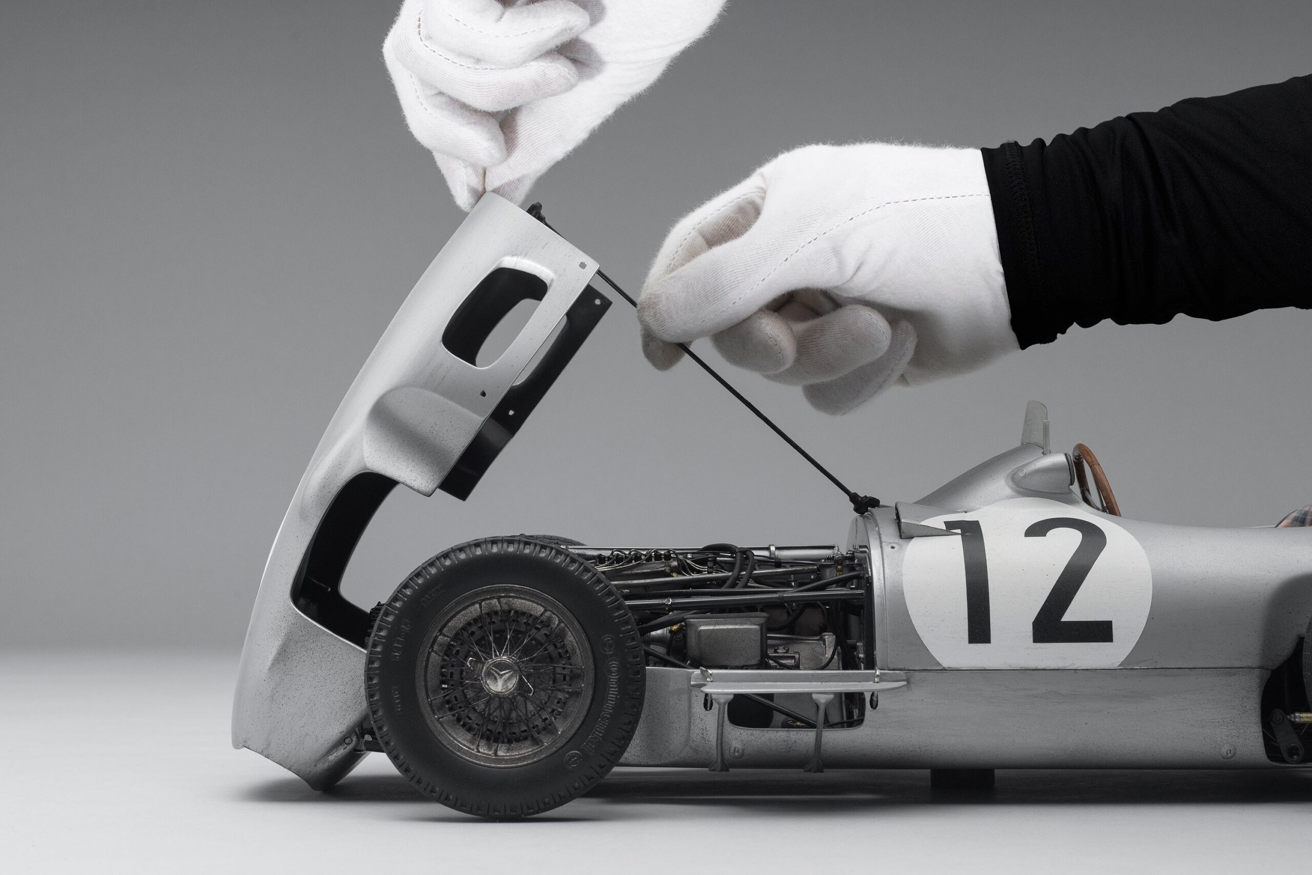 Amalgam Mercedes-Benz W196 Monoposto 1955 British Grand Prix Winner Moss Race Weathered - Silber | 1:8 – Bild 4
