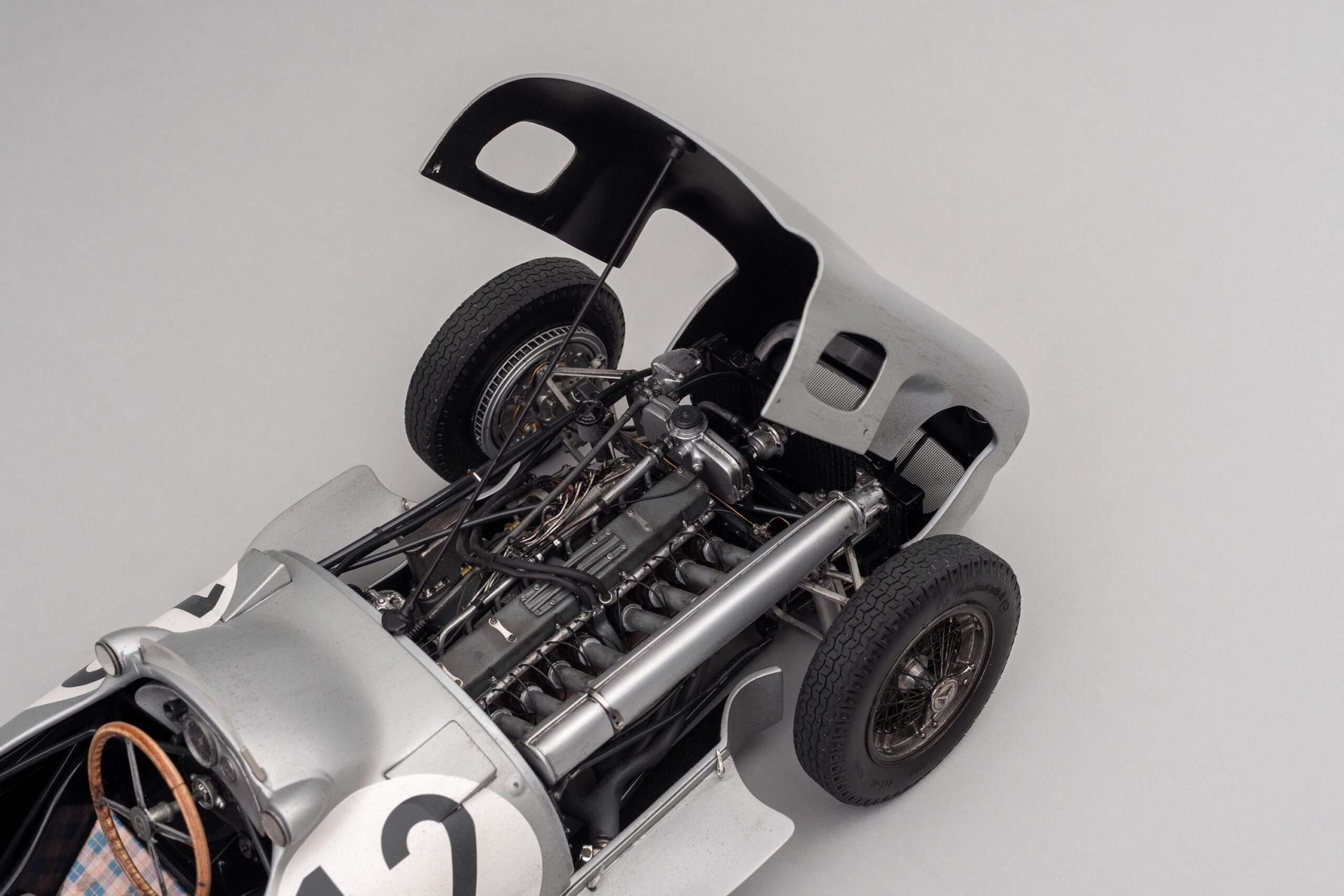 Amalgam Mercedes-Benz W196 Monoposto 1955 British Grand Prix Winner Moss Race Weathered - Silber | 1:8 – Bild 6
