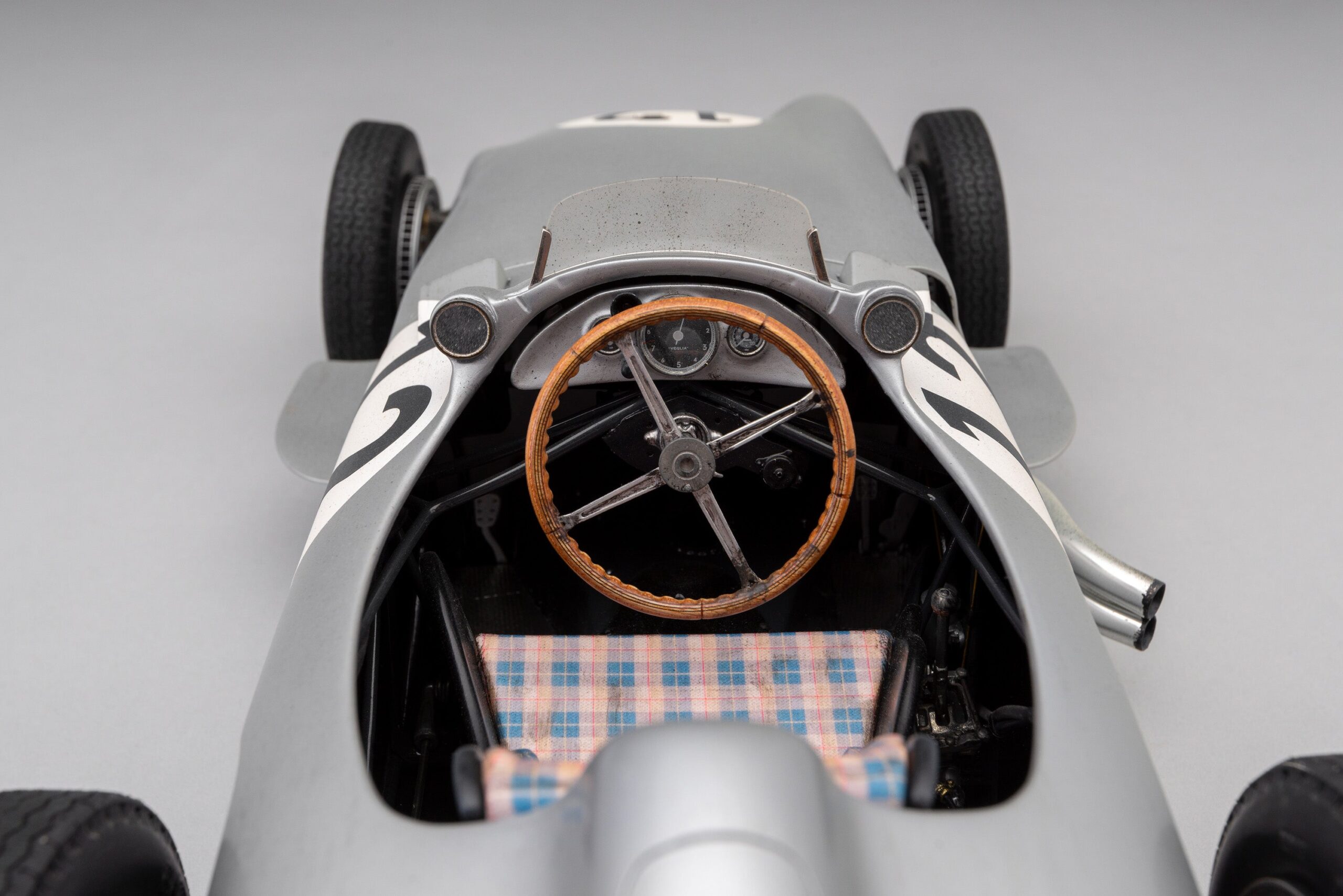 Amalgam Mercedes-Benz W196 Monoposto 1955 British Grand Prix Winner Moss Race Weathered - Silber | 1:8 – Bild 16
