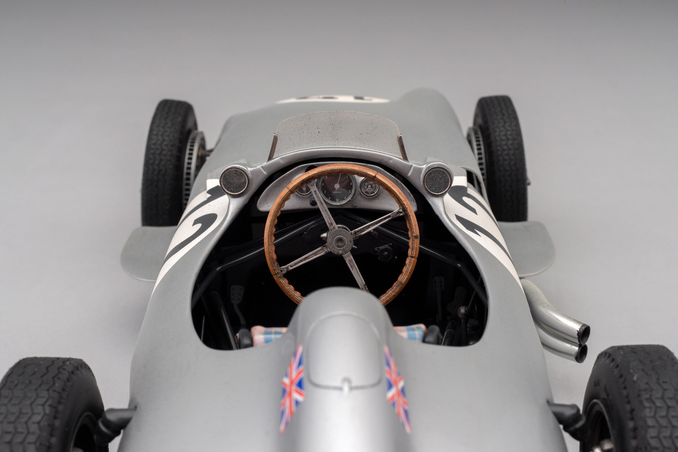 Amalgam Mercedes-Benz W196 Monoposto 1955 British Grand Prix Winner Moss Race Weathered - Silber | 1:8 – Bild 5