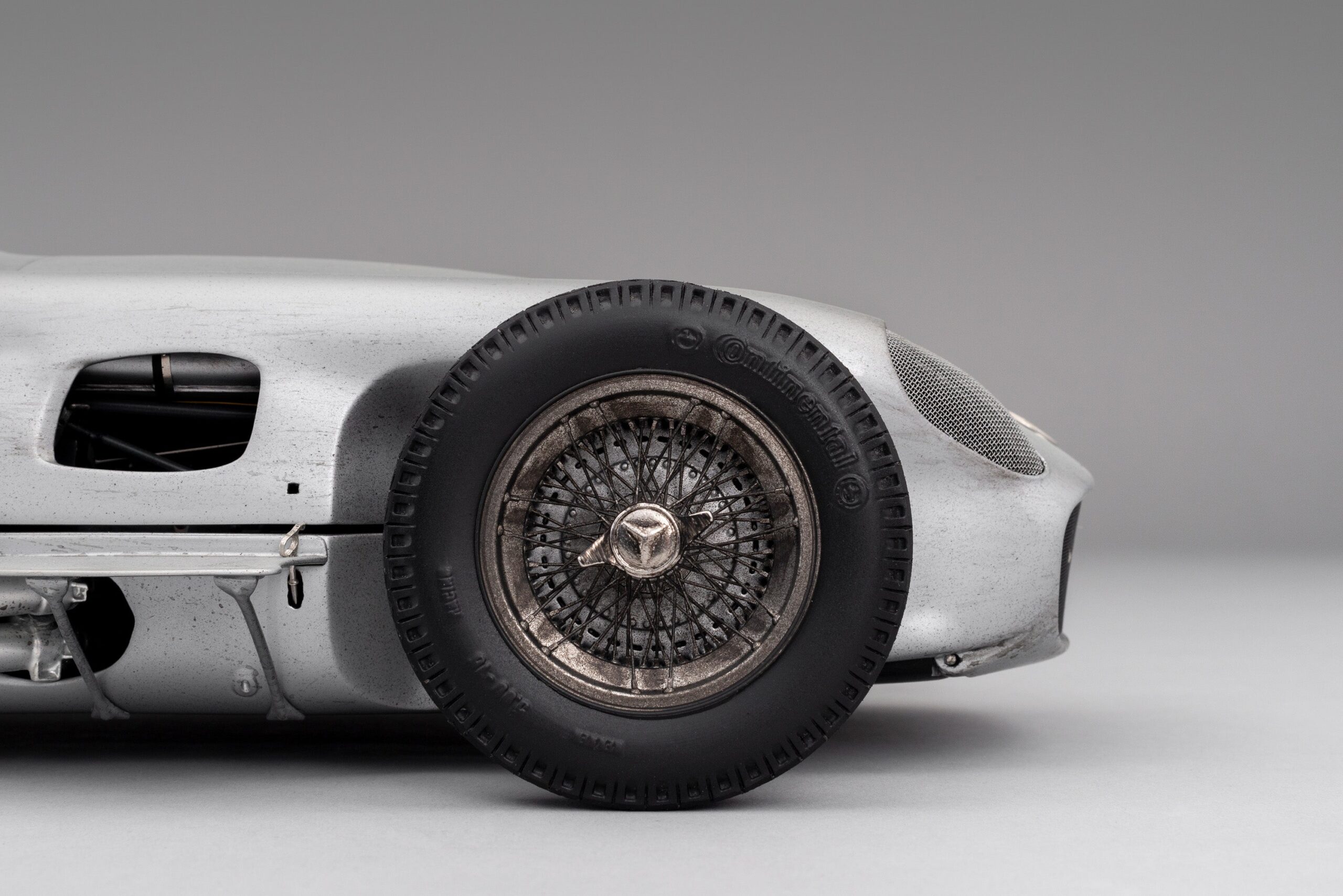 Amalgam Mercedes-Benz W196 Monoposto 1955 British Grand Prix Winner Moss Race Weathered - Silber | 1:8 – Bild 8