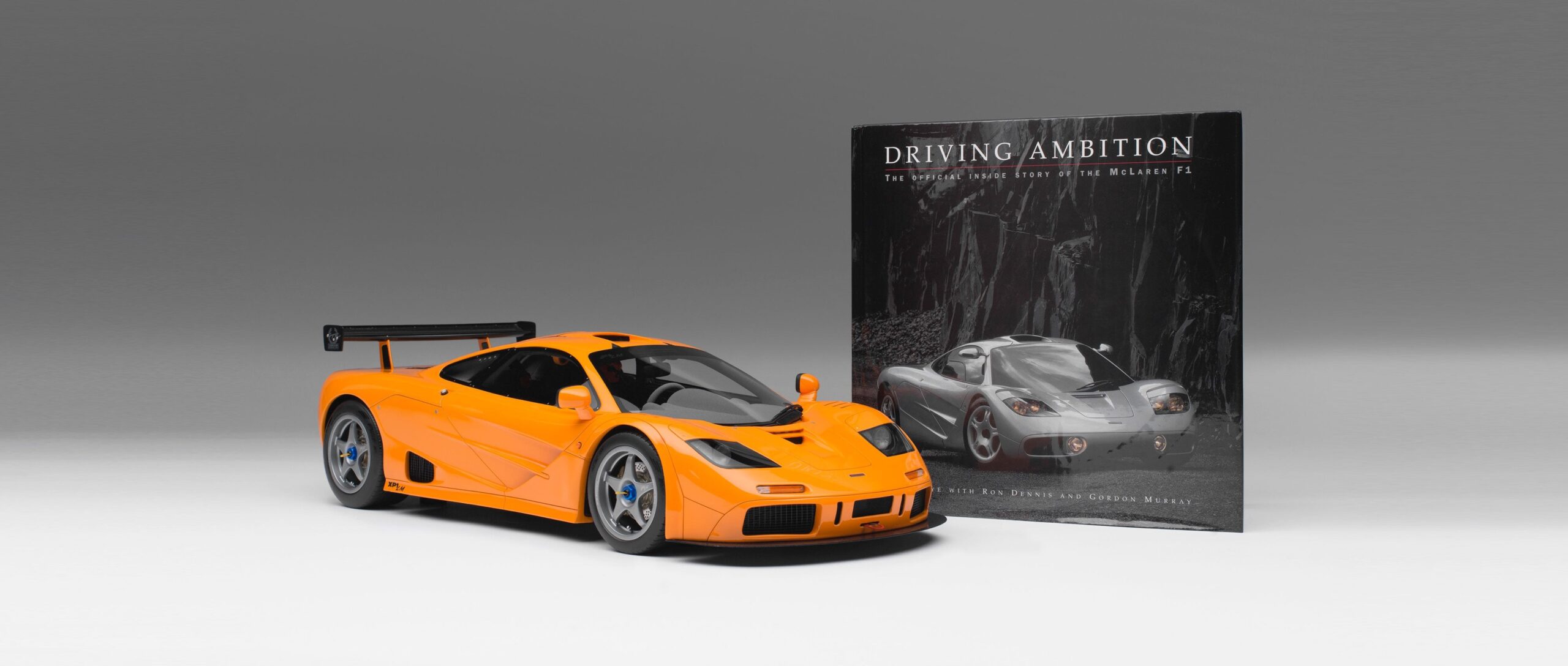 Amalgam McLaren F1 LM (1995) + Gordon Murray signed Copy of "Driving Ambition" - Orange | 1:8 – Bild 2