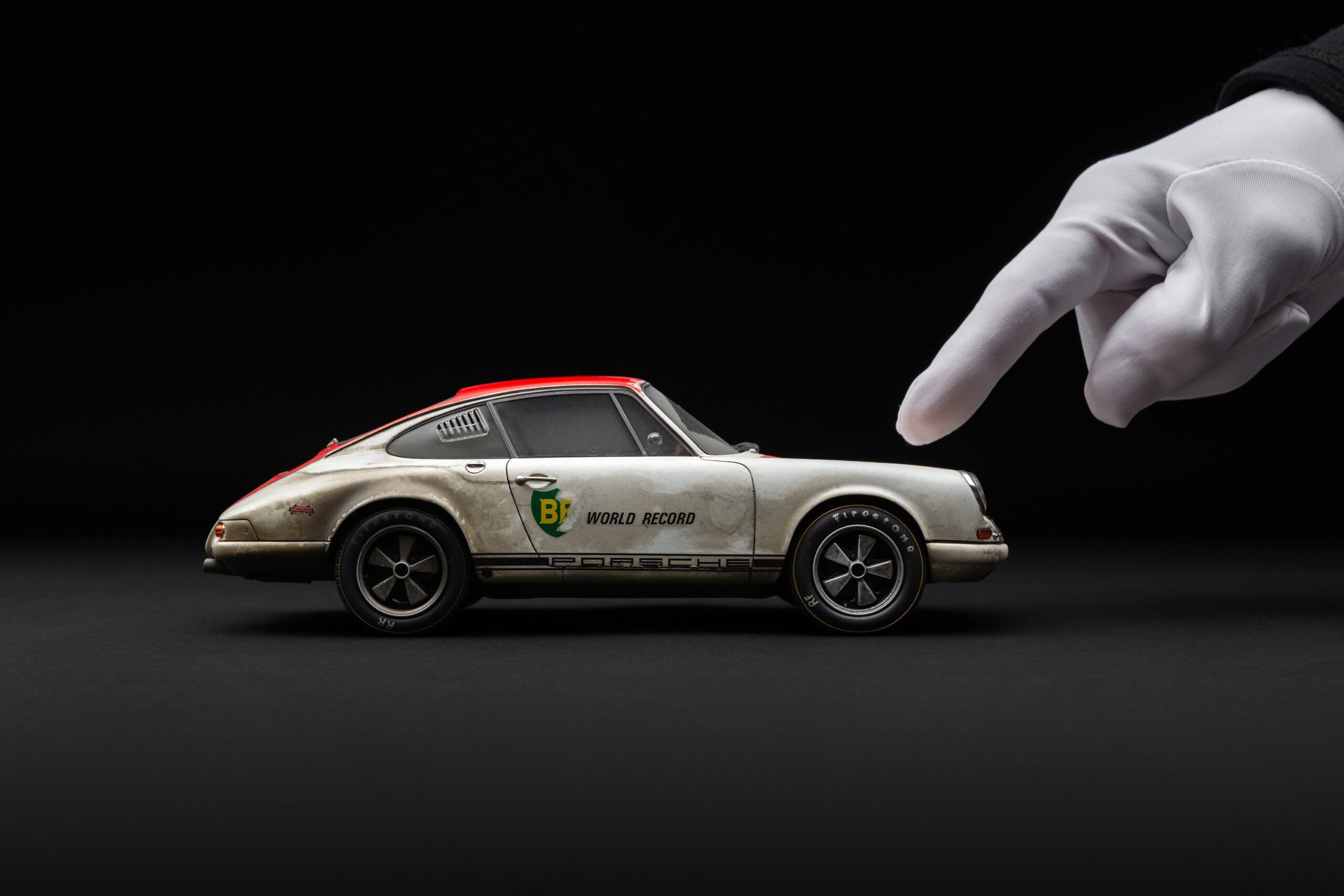 Amalgam Porsche 911 R 1967 BP World Record - Race Weathered - Weiß | 1:18 - Image 3