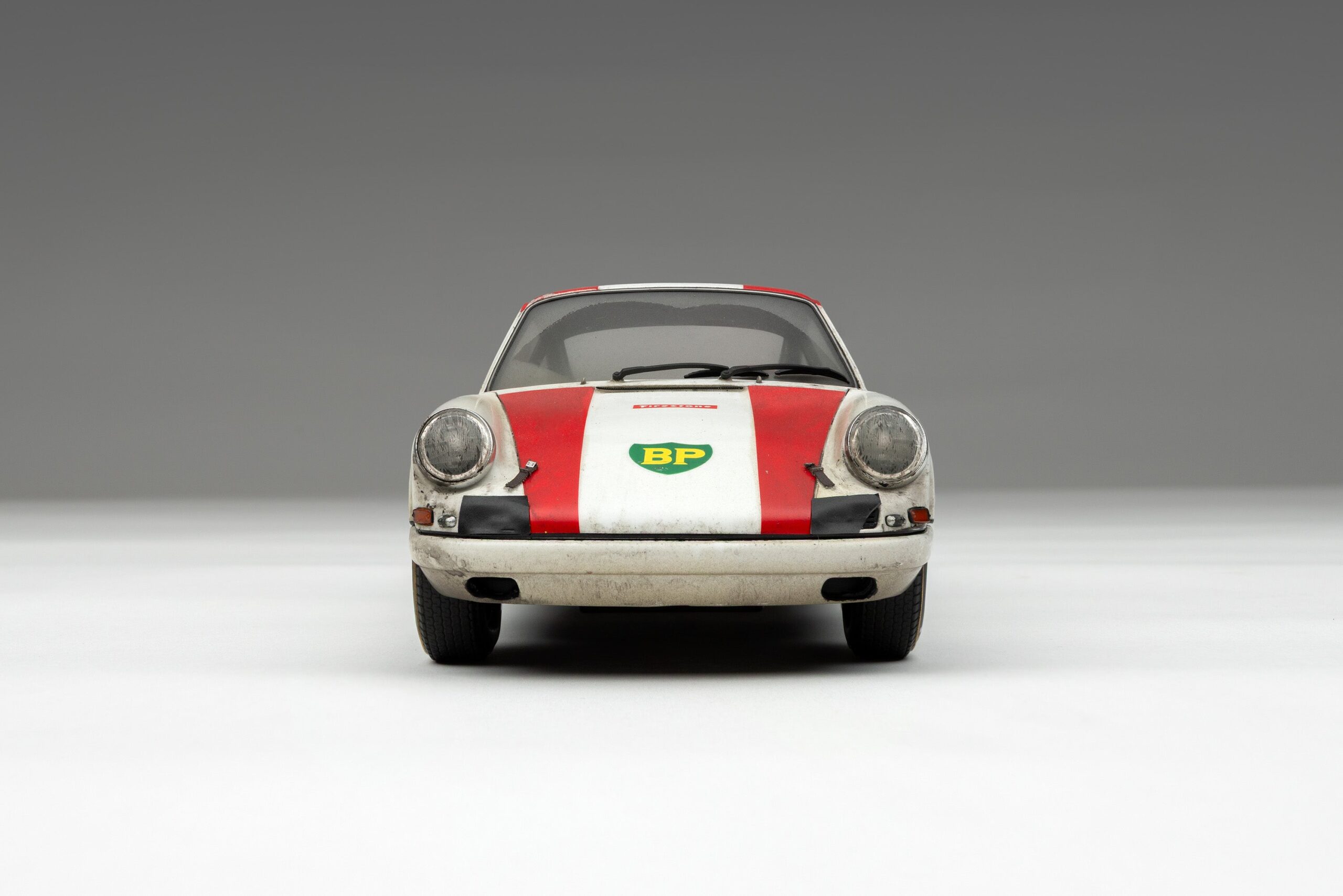 Amalgam Porsche 911 R 1967 BP World Record - Race Weathered - Weiß | 1:18 - Image 7