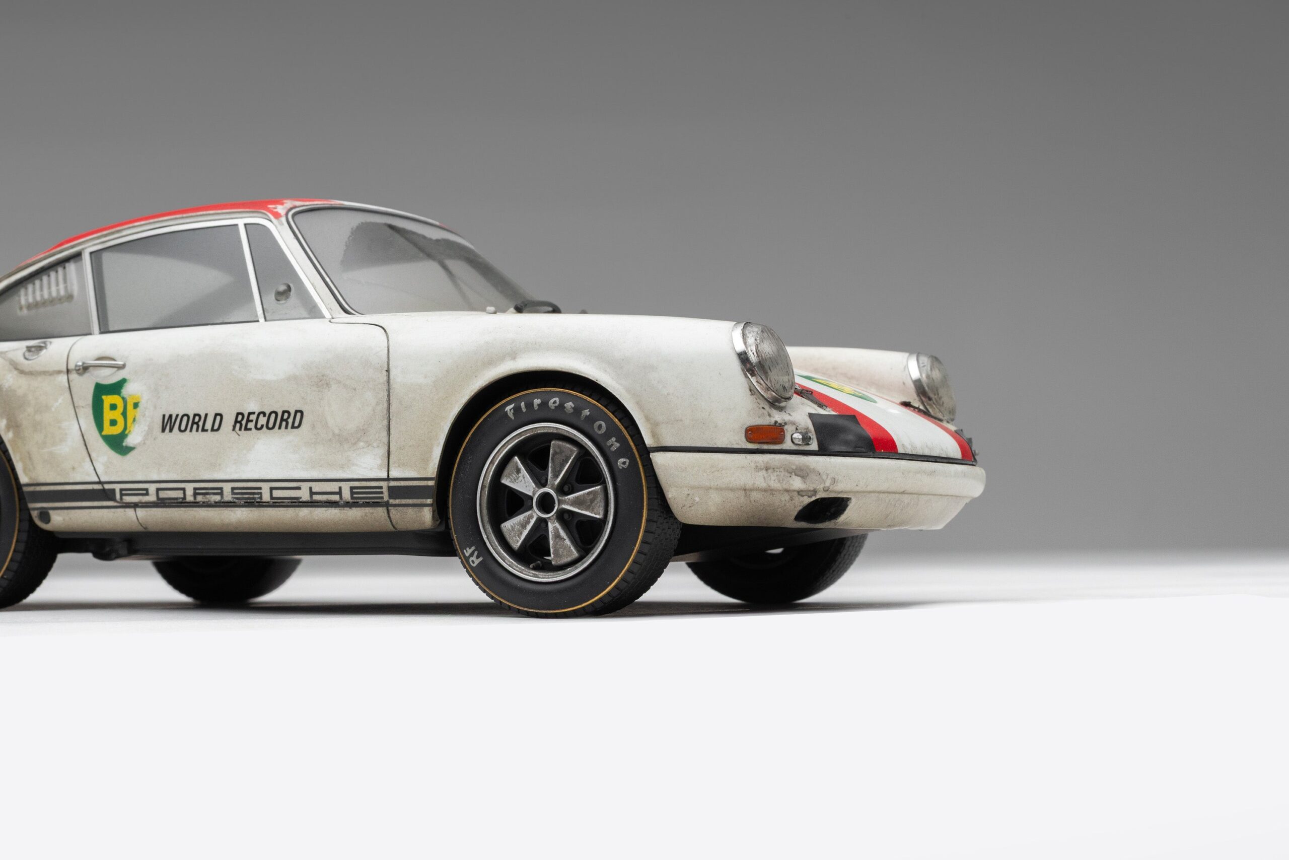 Amalgam Porsche 911 R 1967 BP World Record - Race Weathered - Weiß | 1:18 - Image 6