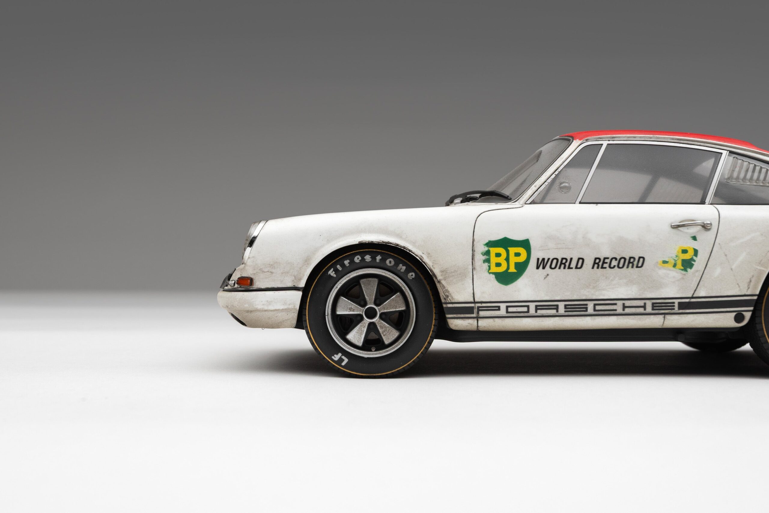 Amalgam Porsche 911 R 1967 BP World Record - Race Weathered - Weiß | 1:18 - Image 10