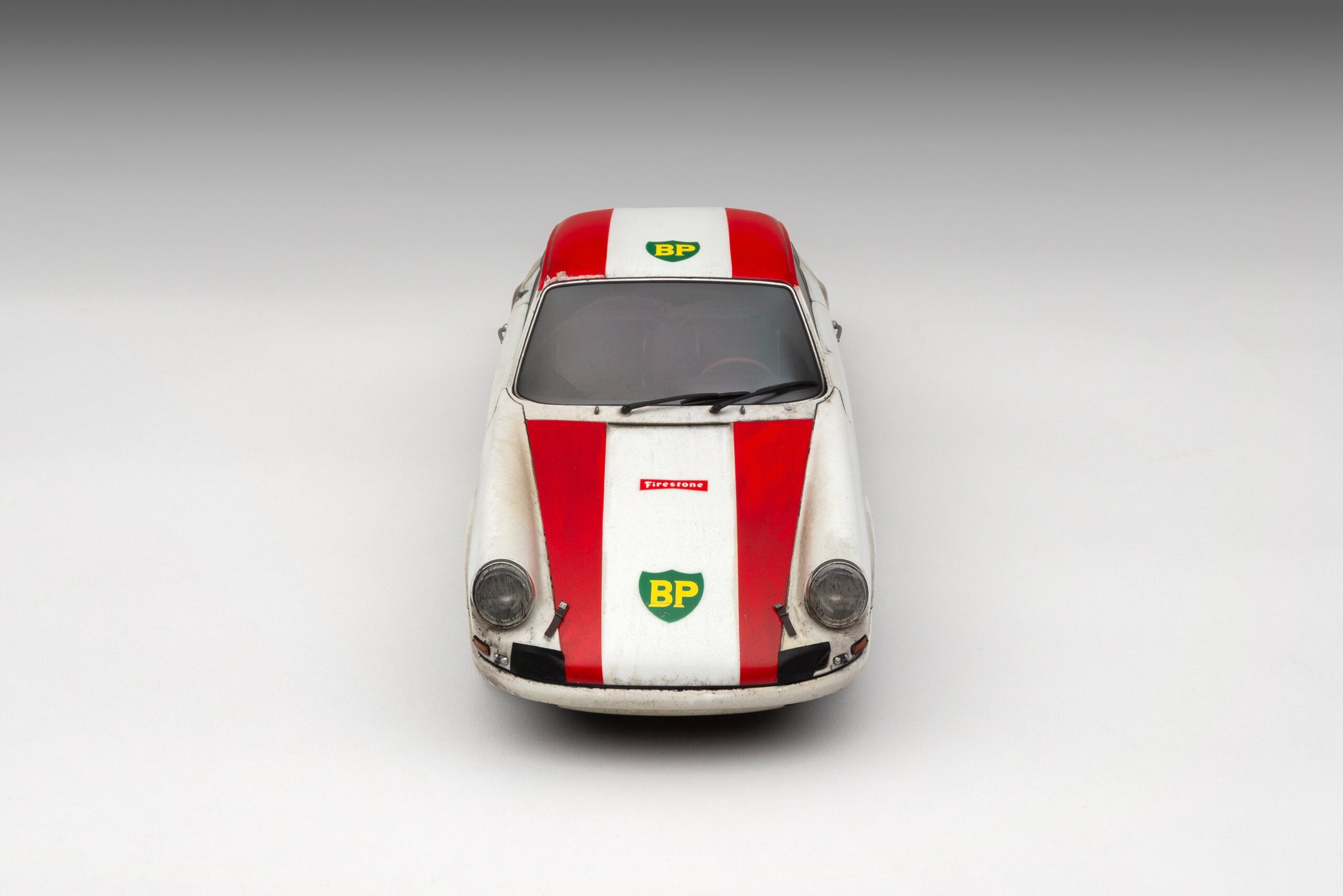 Amalgam Porsche 911 R 1967 BP World Record - Race Weathered - Weiß | 1:18 - Image 8