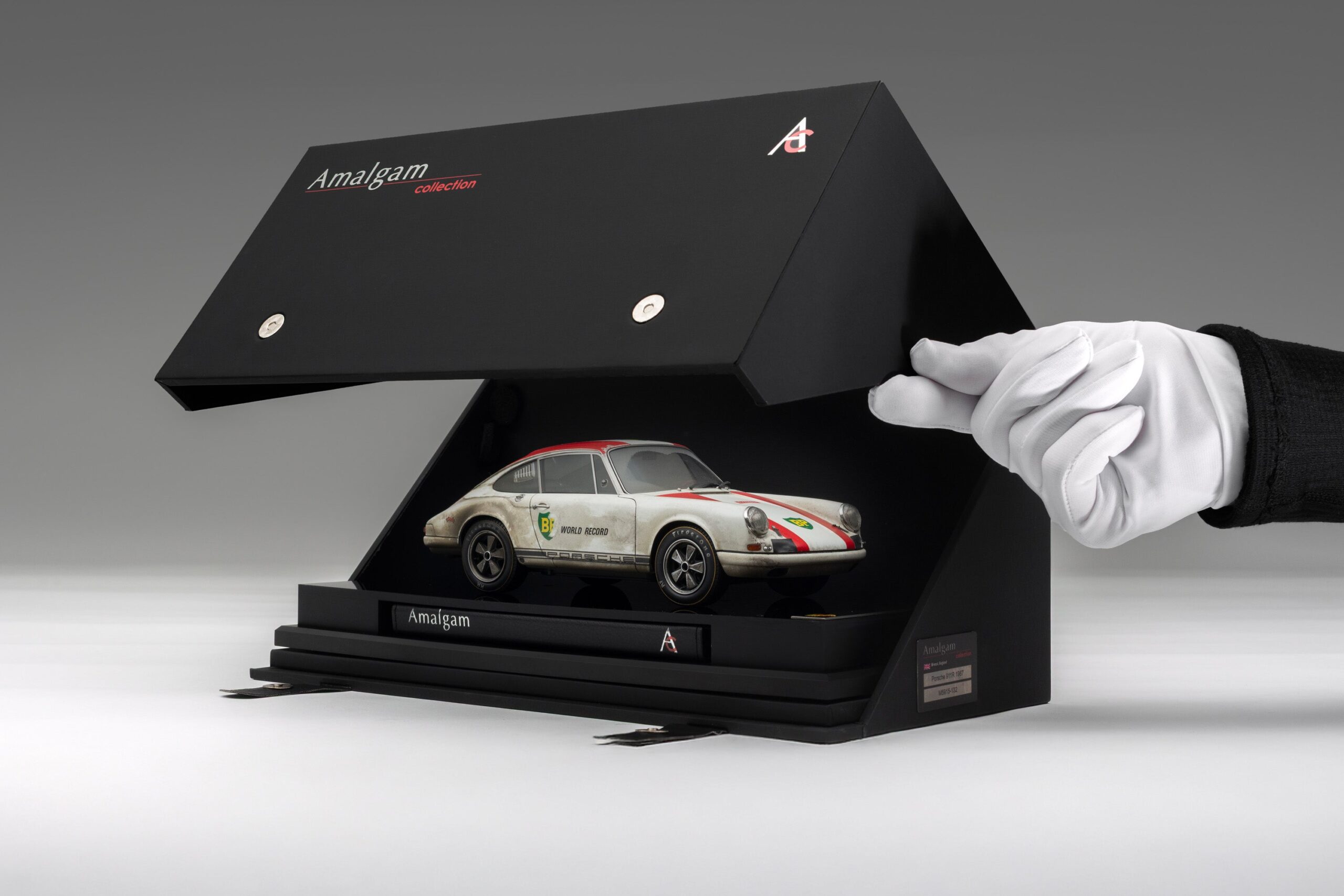 Amalgam Porsche 911 R 1967 BP World Record - Race Weathered - Weiß | 1:18 - Image 16
