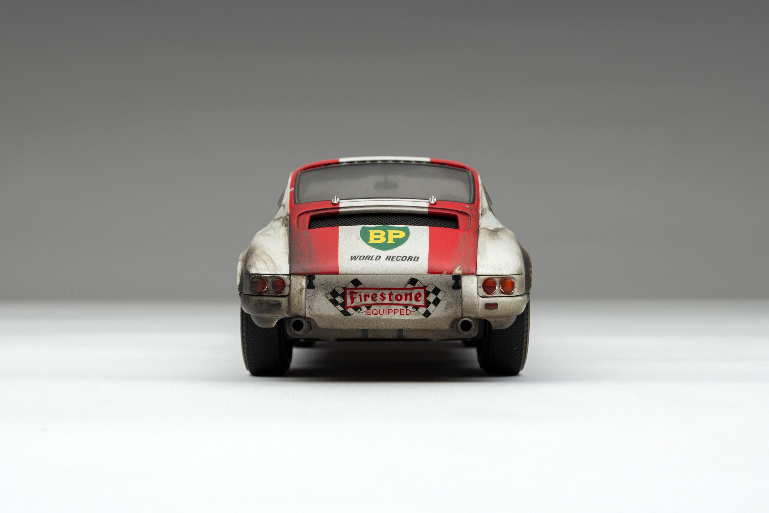 Amalgam Porsche 911 R 1967 BP World Record - Race Weathered - Weiß | 1:18 - Image 13