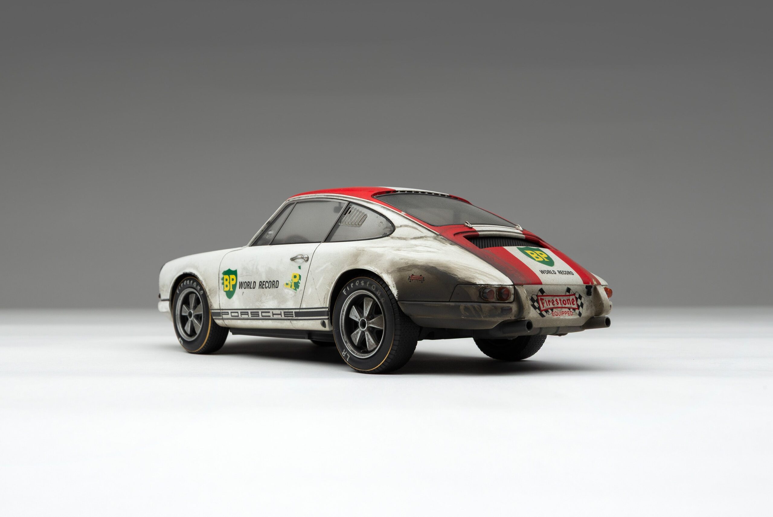 Amalgam Porsche 911 R 1967 BP World Record - Race Weathered - Weiß | 1:18 - Image 12