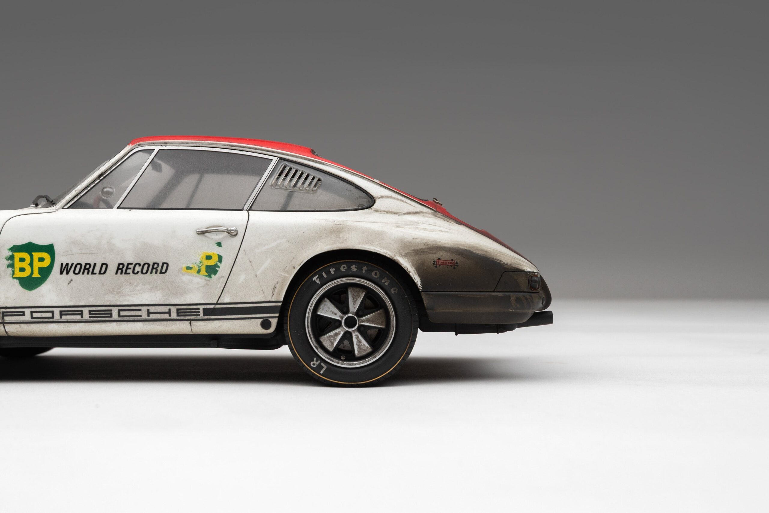 Amalgam Porsche 911 R 1967 BP World Record - Race Weathered - Weiß | 1:18 - Image 11